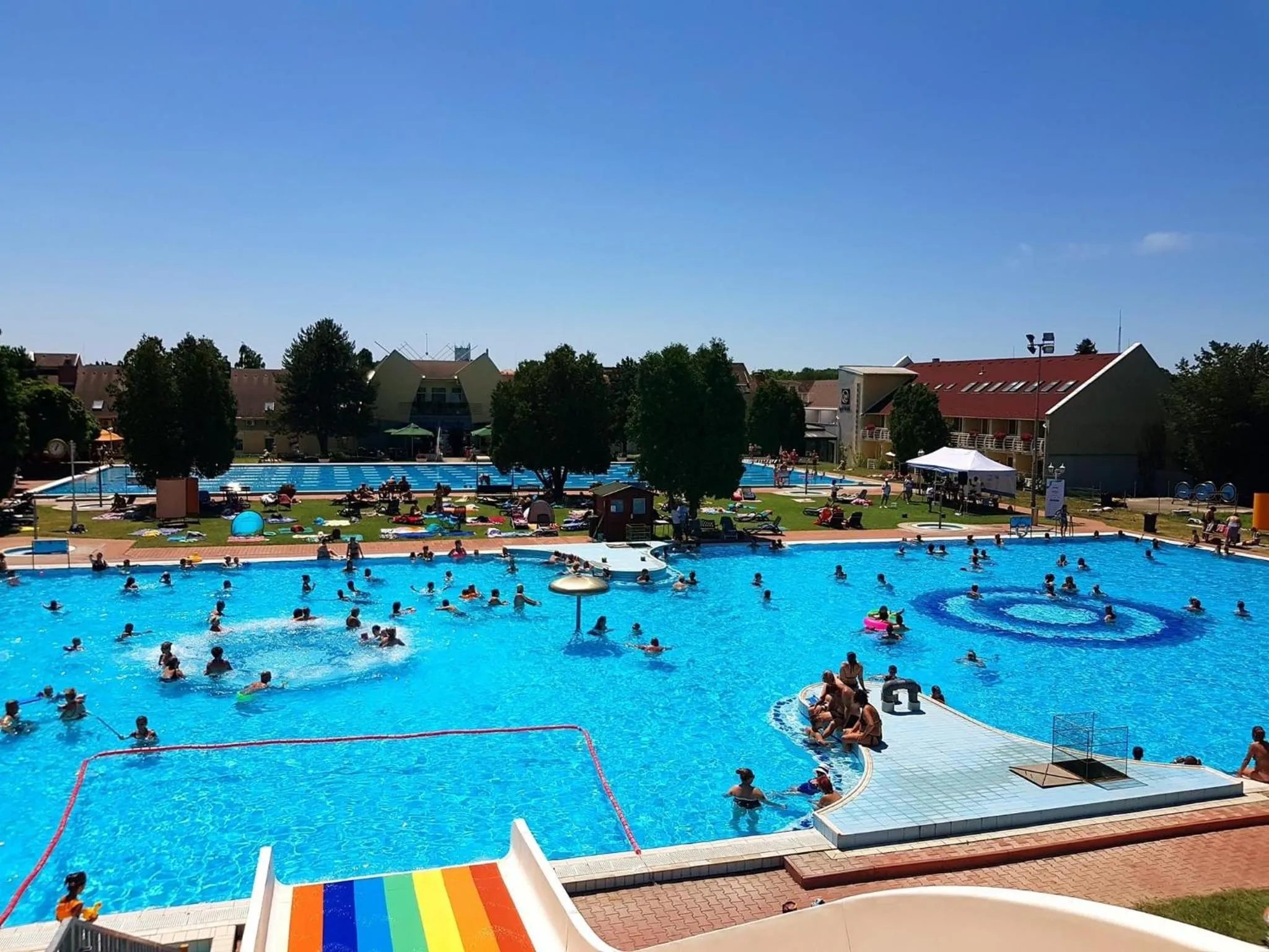 Swimming pool in Hét Vezér Apartmanhotel