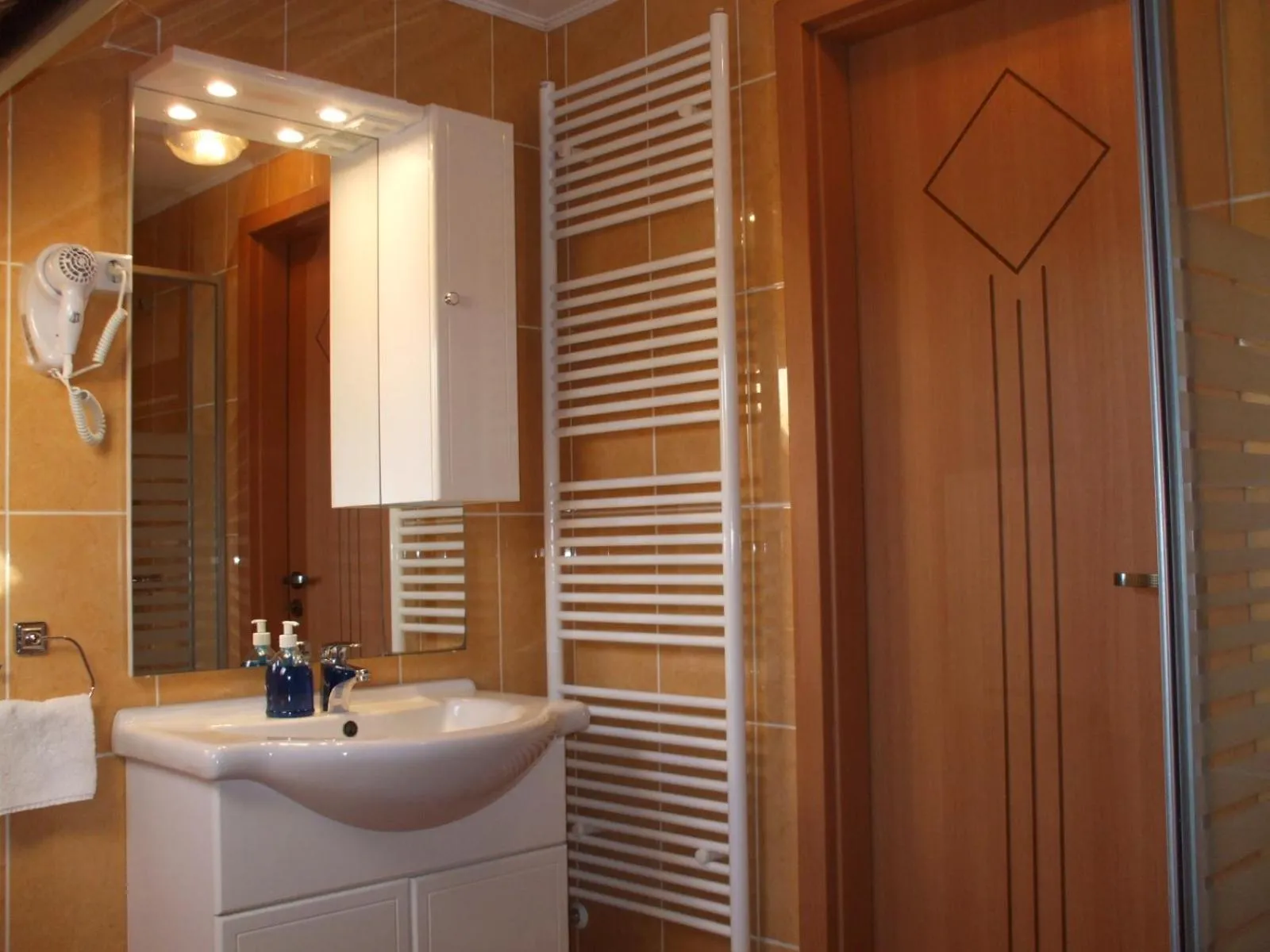 Bathroom in Hét Vezér Apartmanhotel