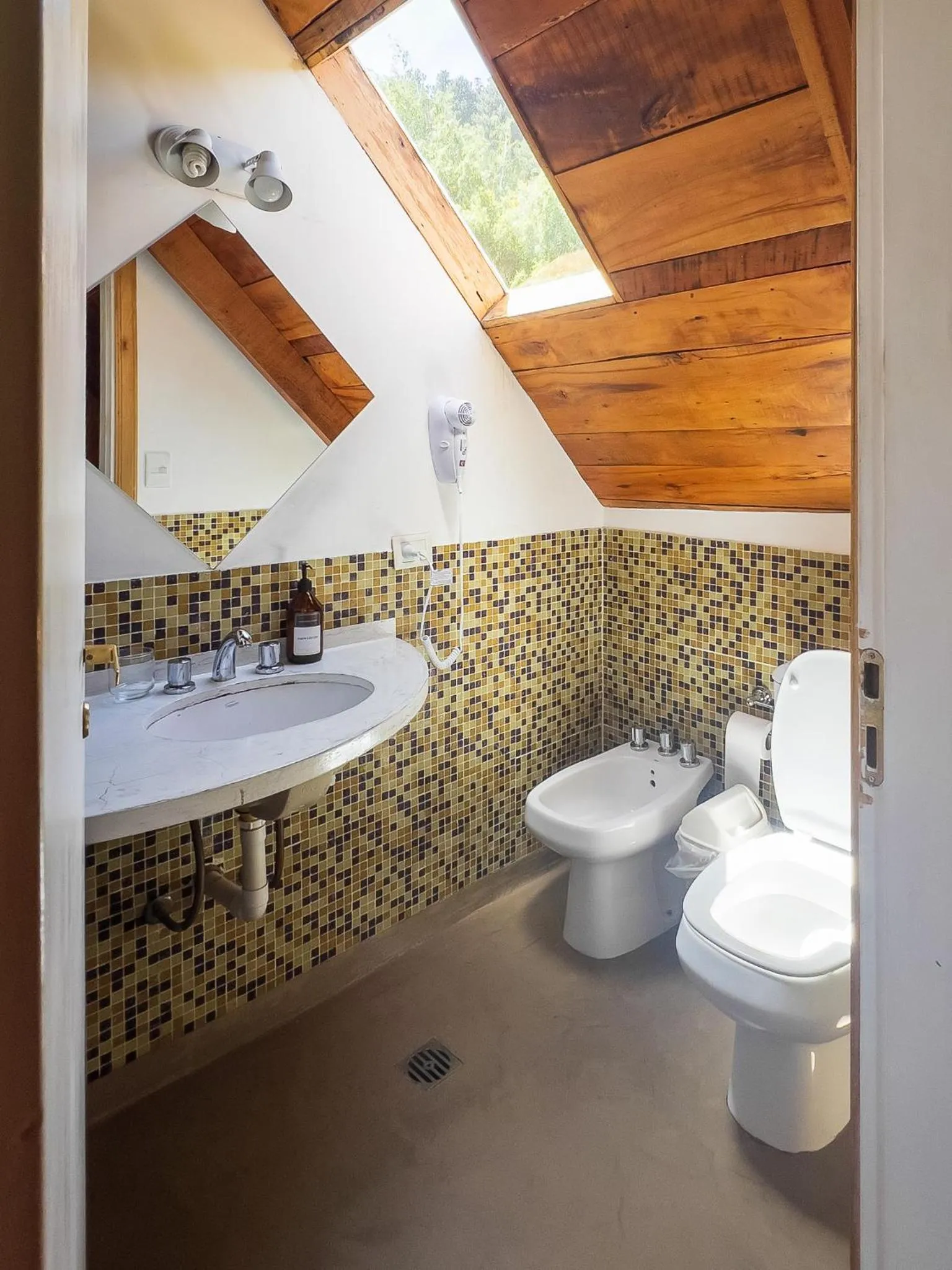 Toilet in Wesley House Hosteria Boutique