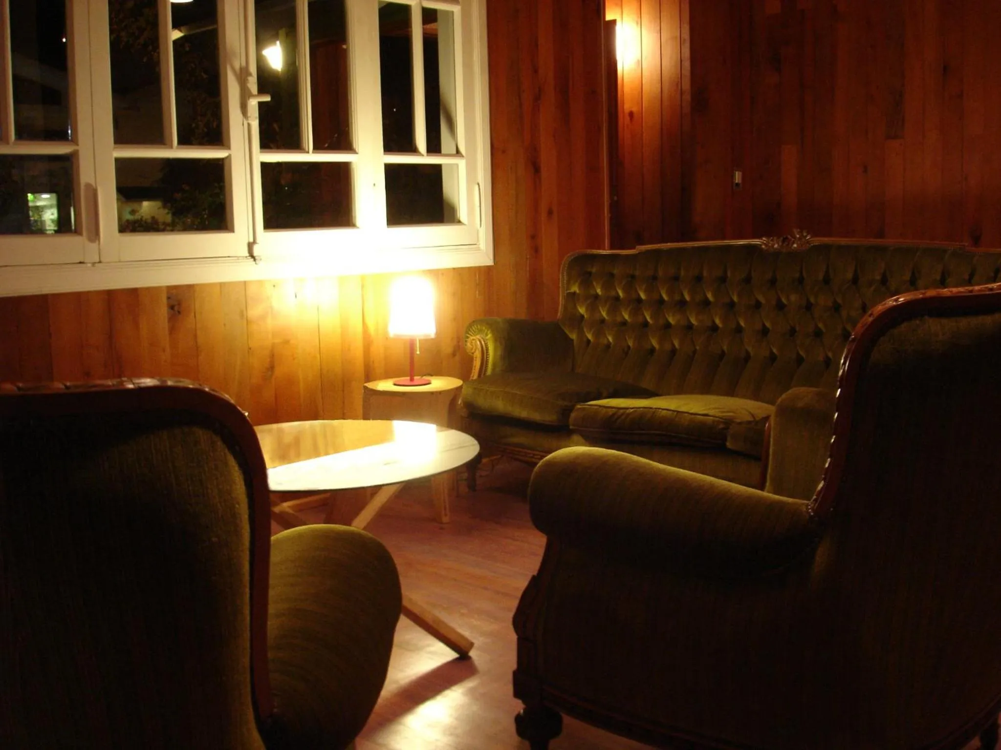 Communal lounge/ TV room in Wesley House Hosteria Boutique