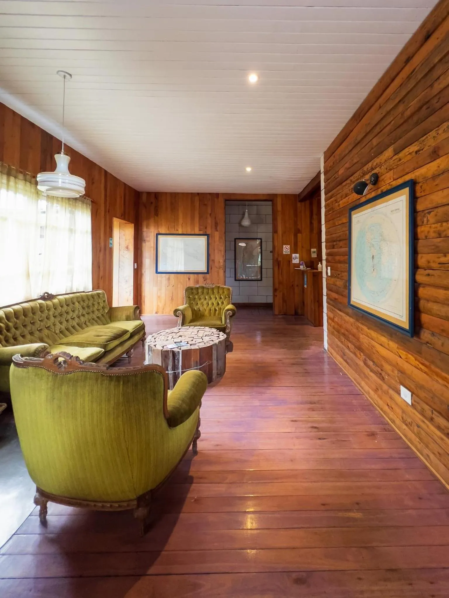 Communal lounge/ TV room in Wesley House Hosteria Boutique