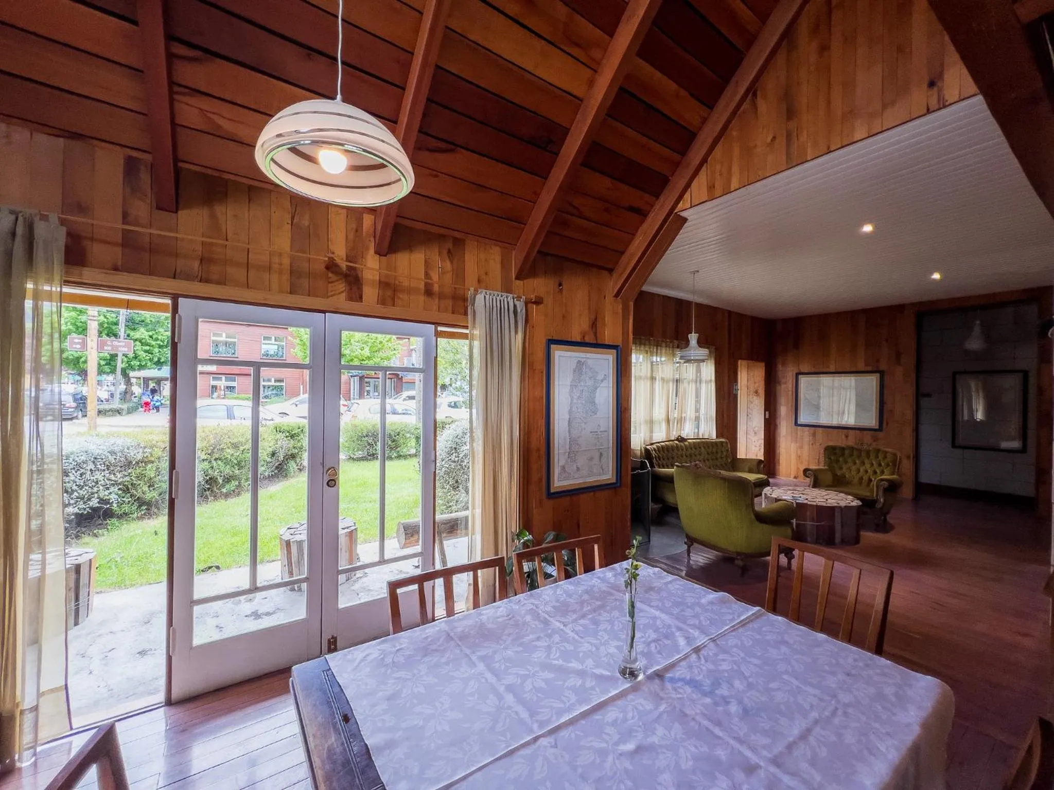 Communal lounge/ TV room in Wesley House Hosteria Boutique