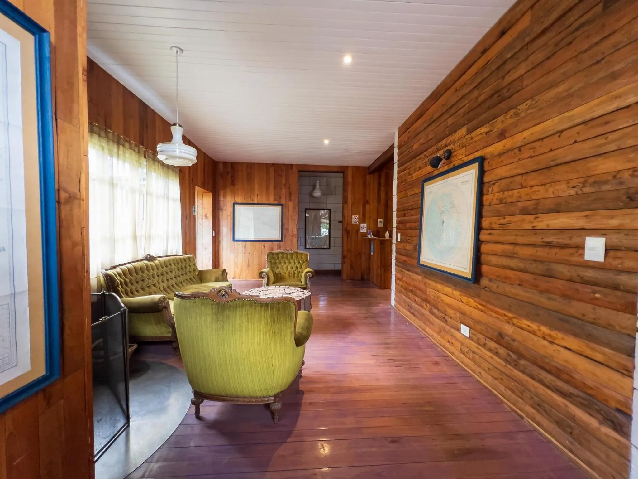 Communal lounge/ TV room in Wesley House Hosteria Boutique