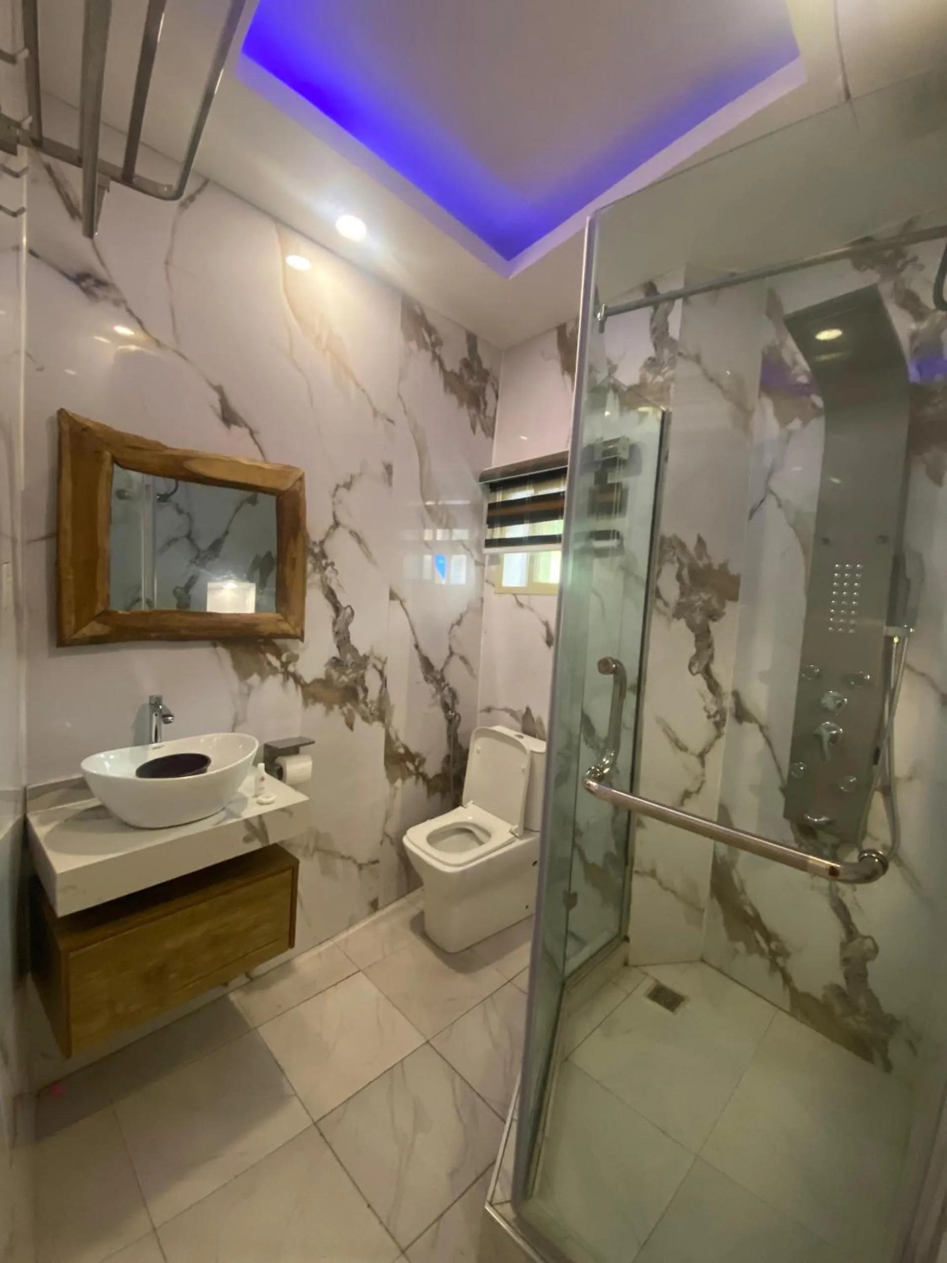 Toilet in Presken Hotel Alade, Ikeja