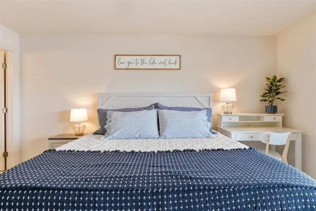 Bedroom, Bed in Family Fun Lakefront Condo at Parkview Bay