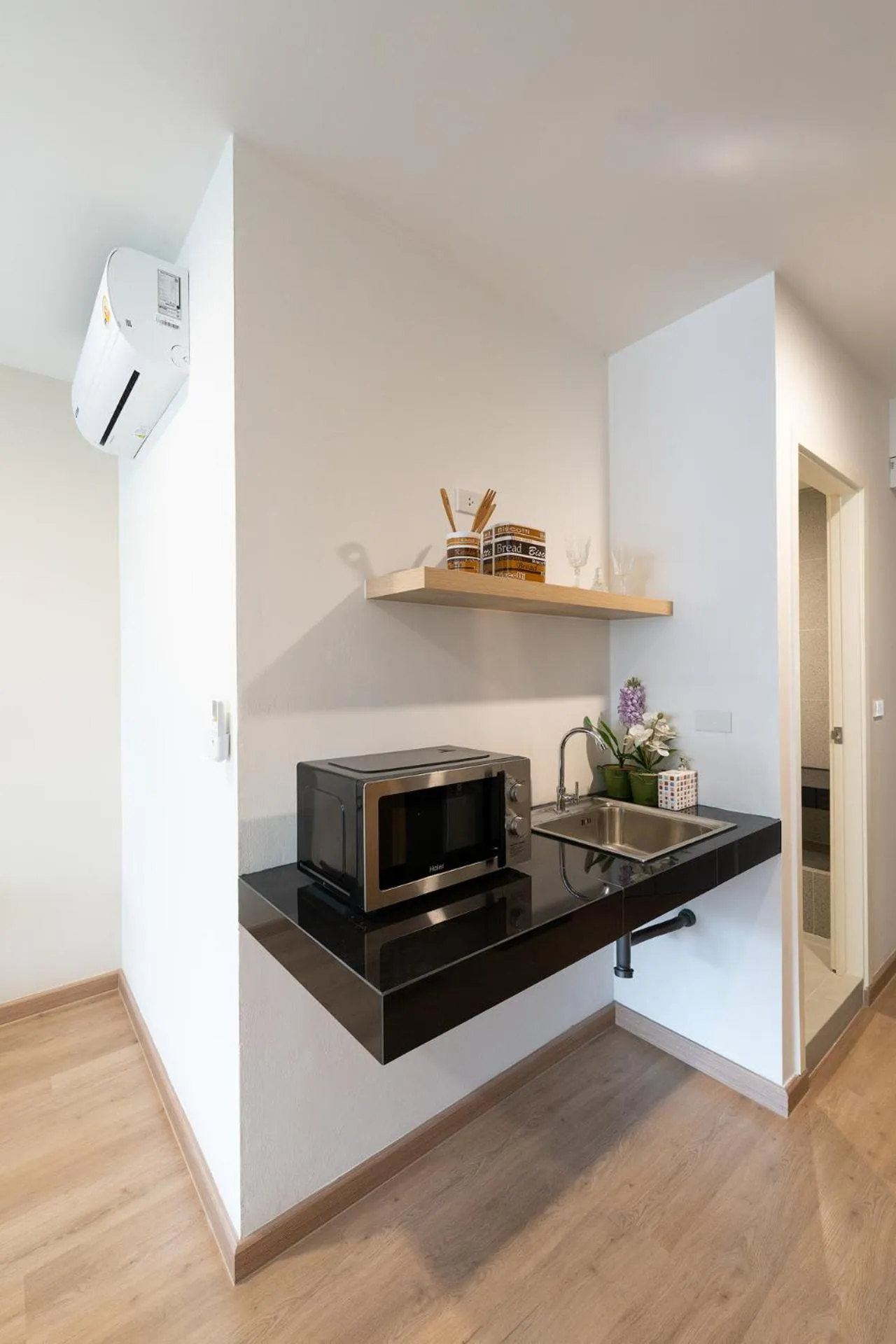 Kitchen or kitchenette in L.A. Tower Hotel