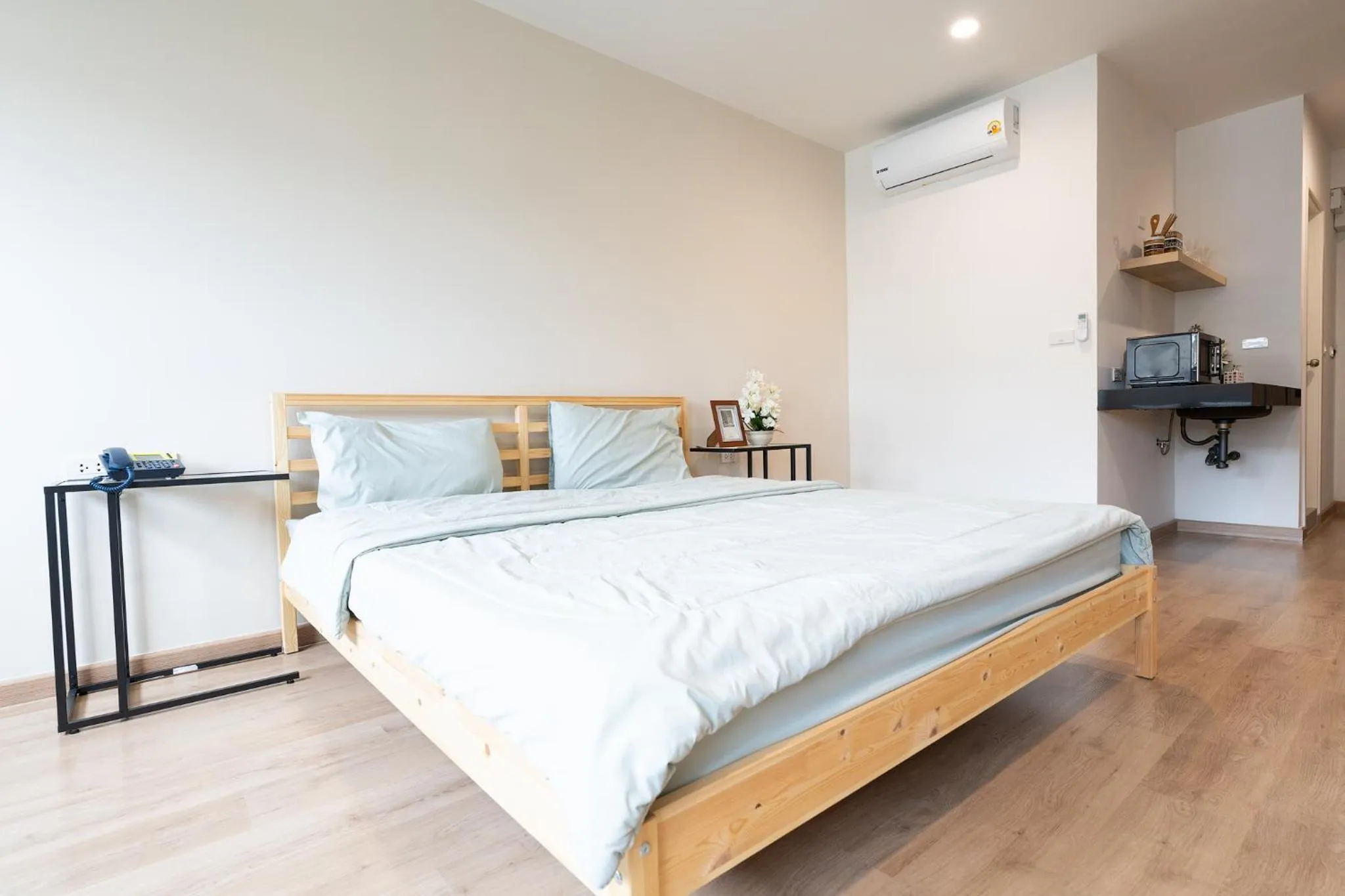 Bedroom, Bed in L.A. Tower Hotel