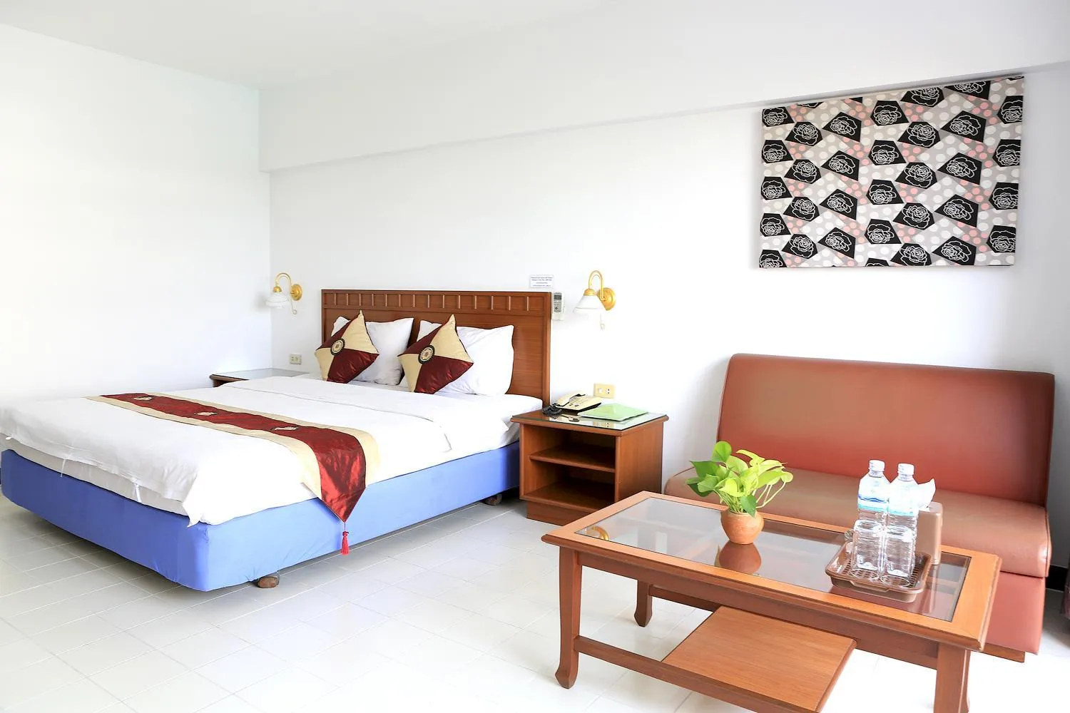 Photo of the whole room, Bed in L.A. Tower Hotel