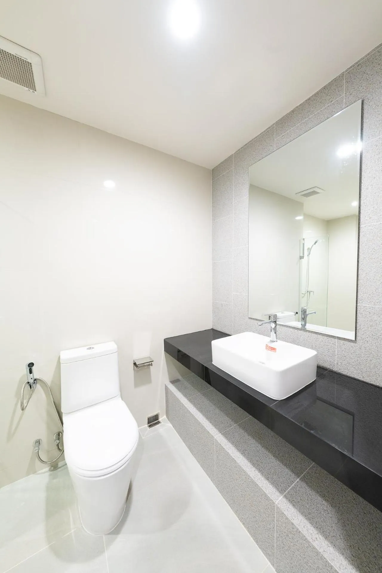 Toilet in L.A. Tower Hotel