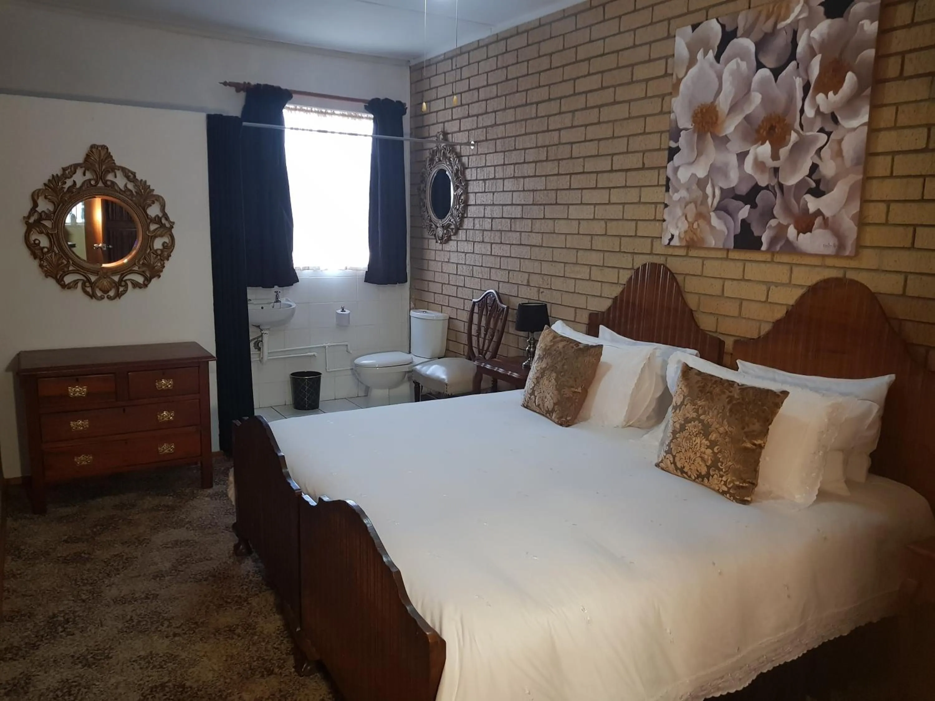 Photo of the whole room, Bed in Mountain View Country Estate