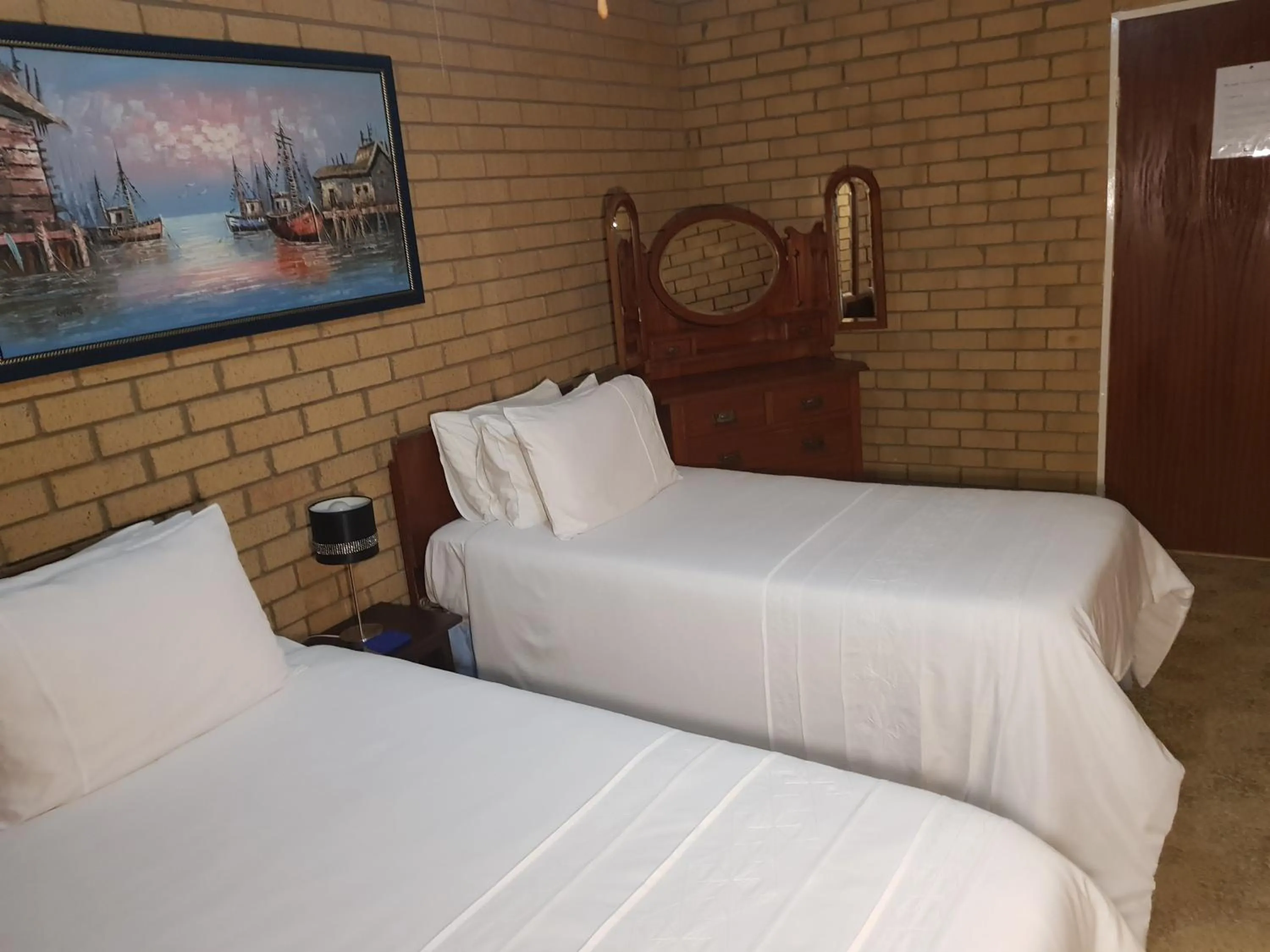 Bed in Mountain View Country Estate