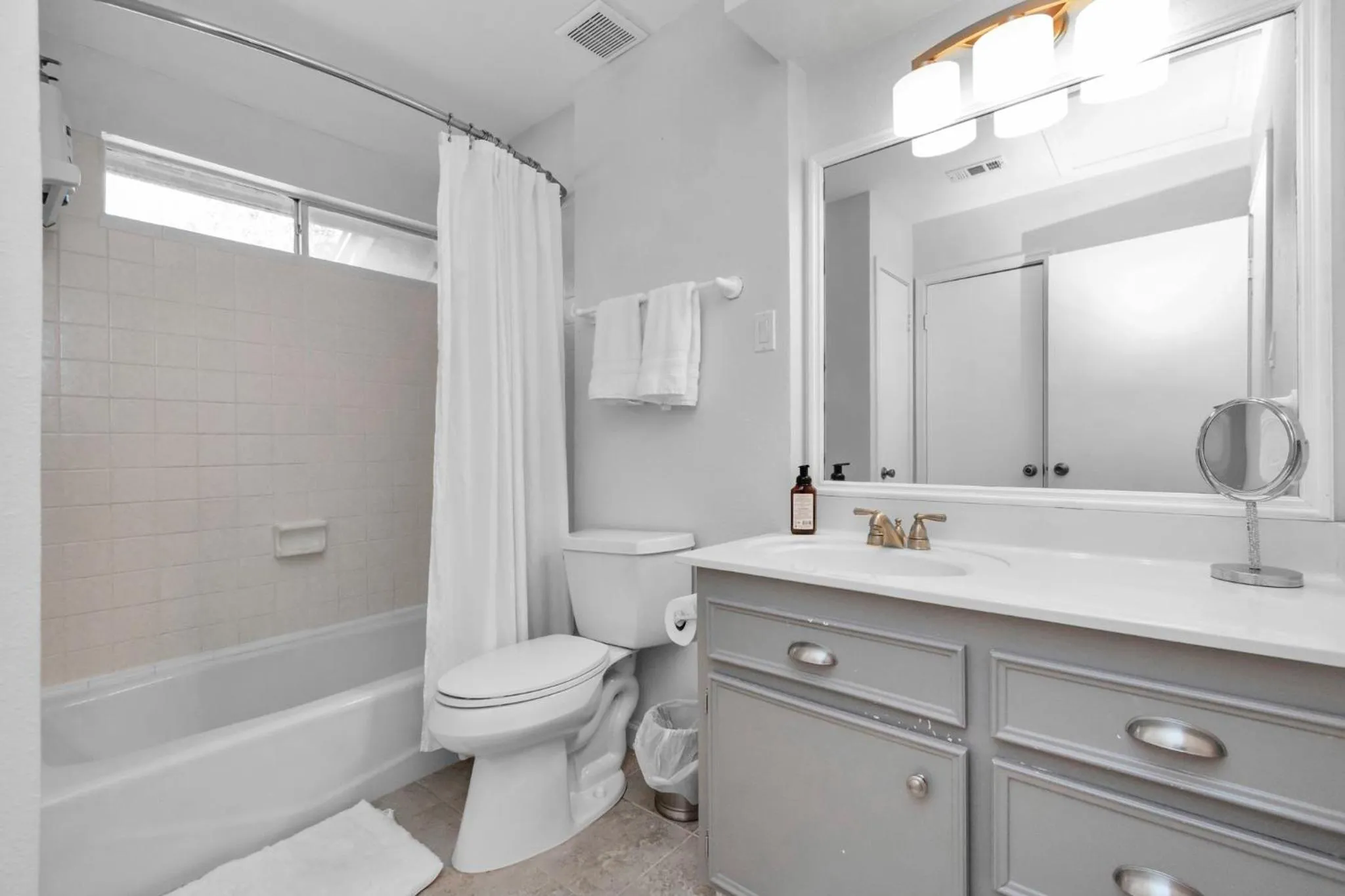 Beauty on the Water! Lake House near the beaches!