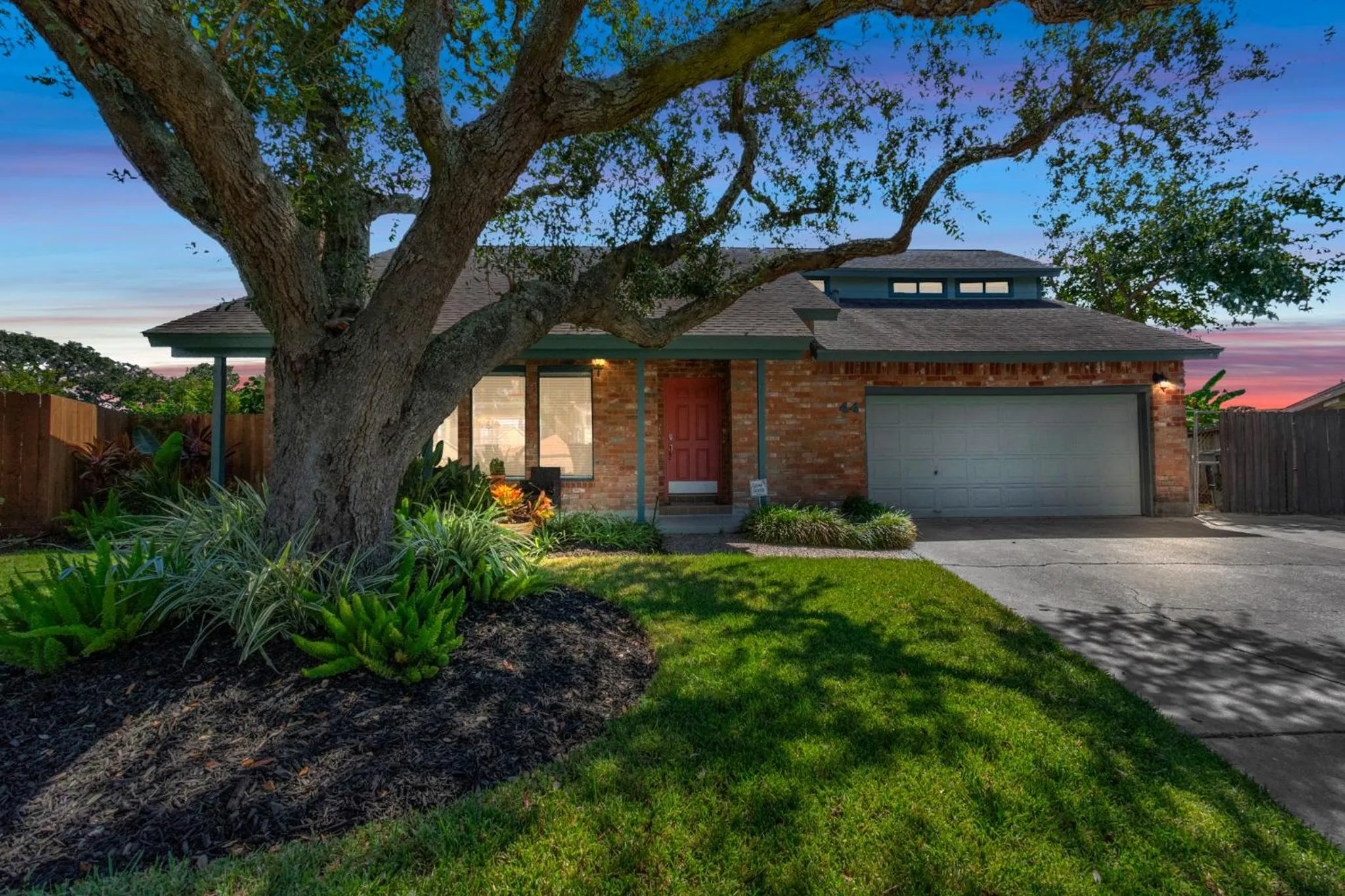 Beauty on the Water! Lake House near the beaches!