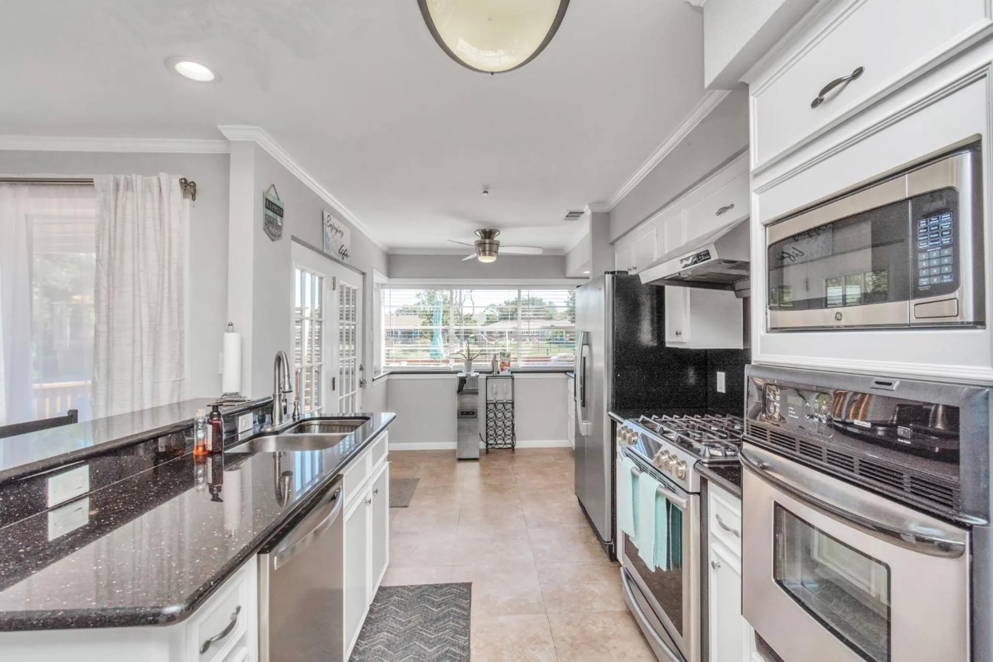 Beauty on the Water! Lake House near the beaches!