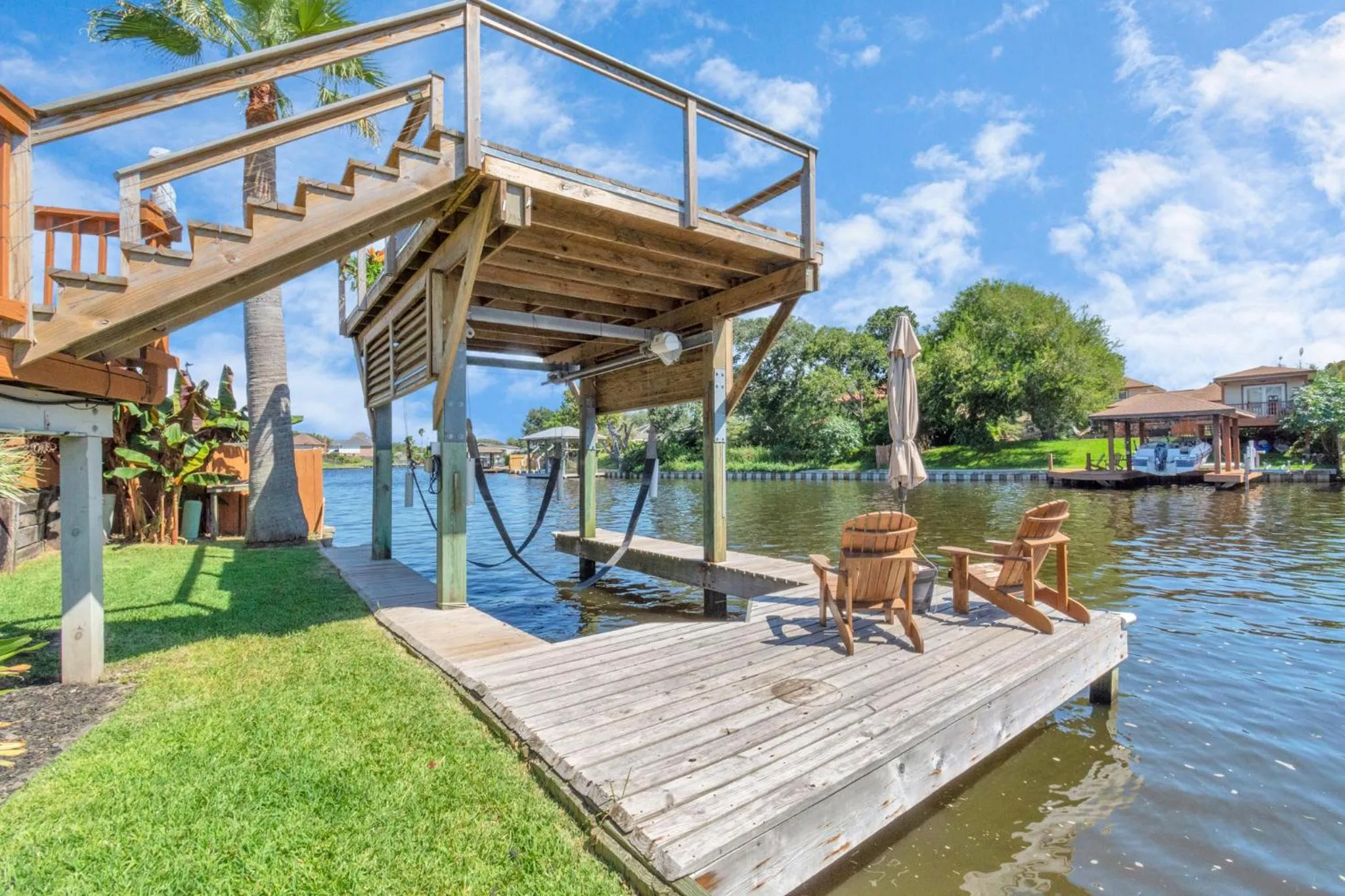 Beauty on the Water! Lake House near the beaches!