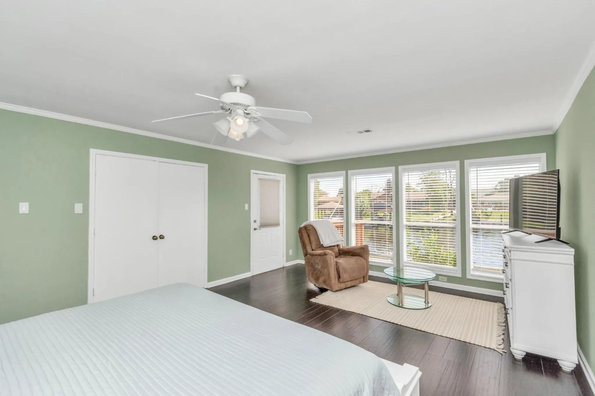 Bed in Beauty on the Water! Lake House near the beaches!