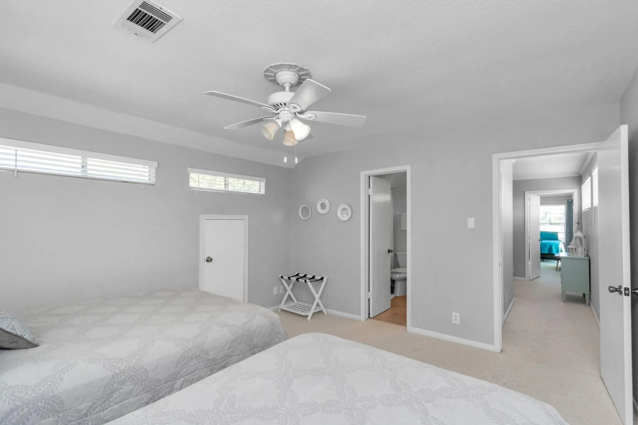 Bed in Beauty on the Water! Lake House near the beaches!