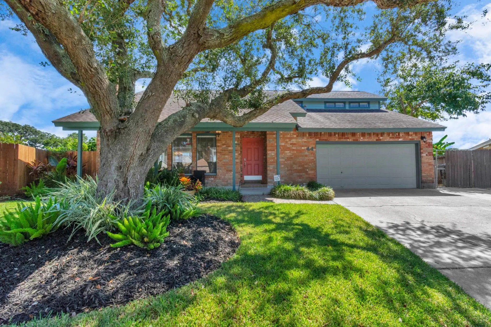 Beauty on the Water! Lake House near the beaches!