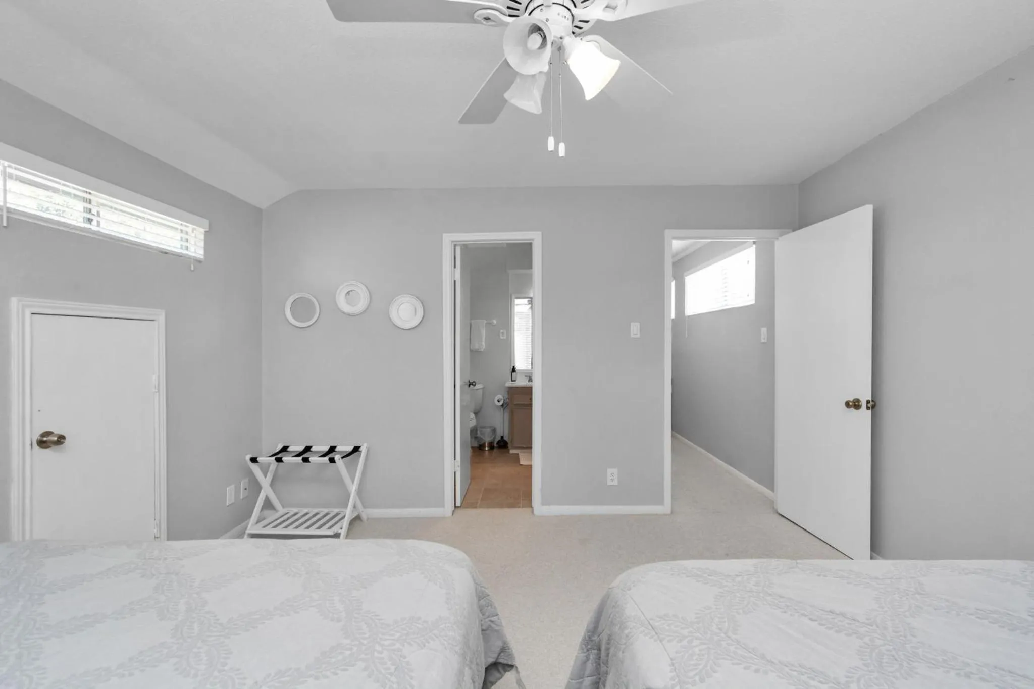 Bed in Beauty on the Water! Lake House near the beaches!