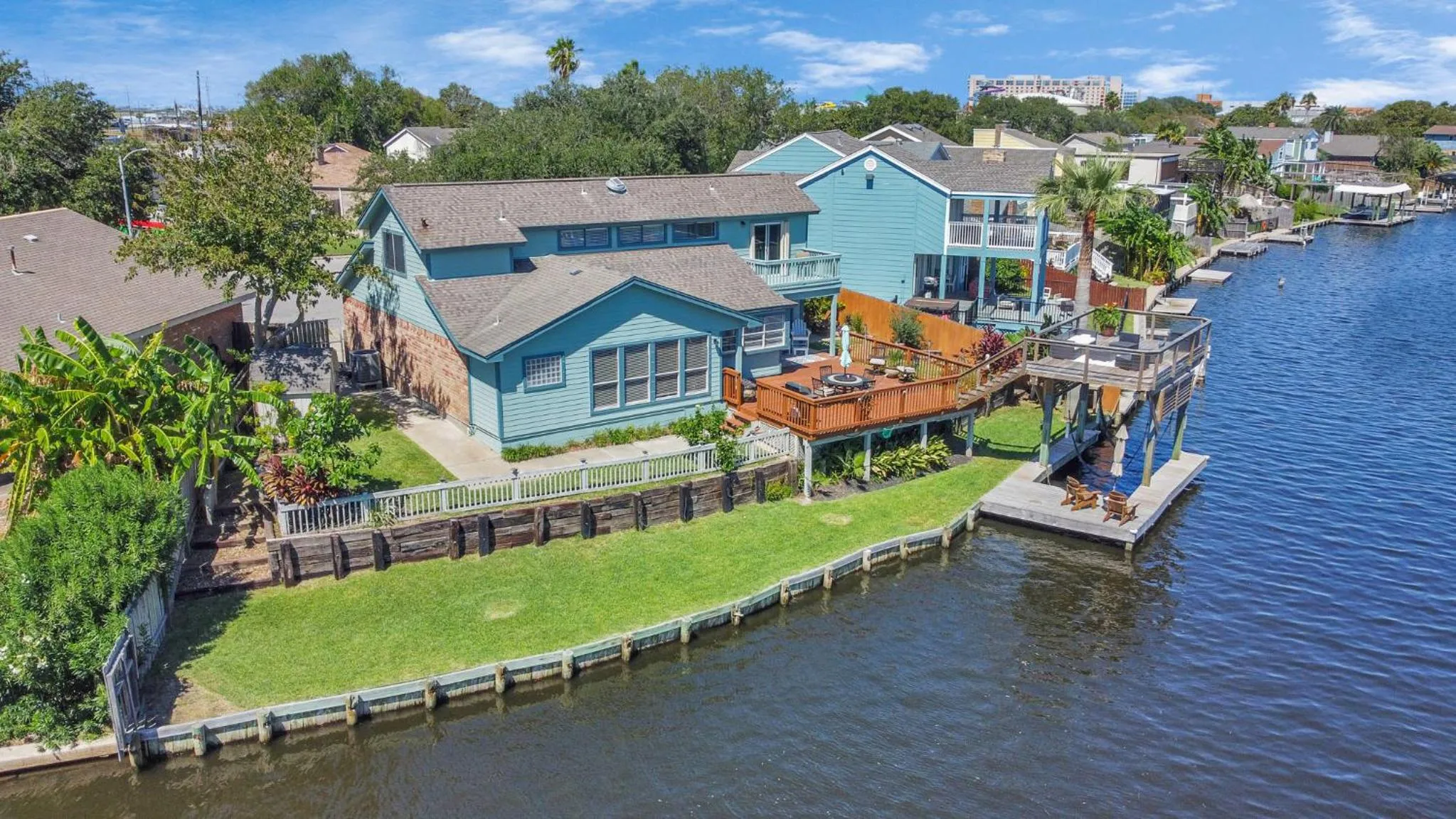 Beauty on the Water! Lake House near the beaches!
