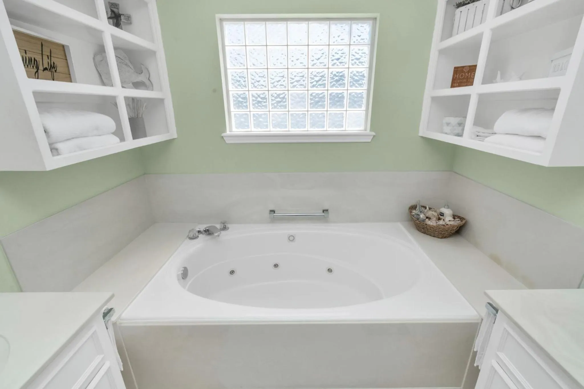 Beauty on the Water! Lake House near the beaches!