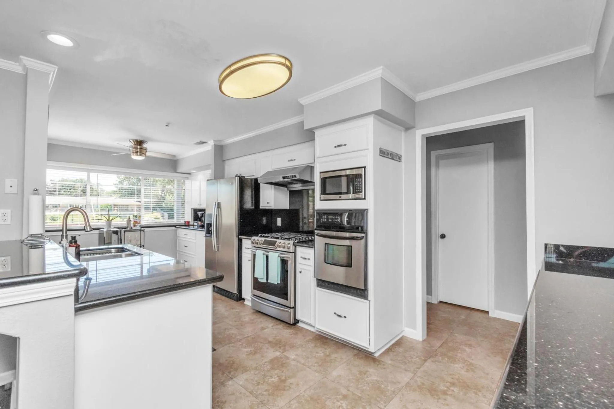 Beauty on the Water! Lake House near the beaches!