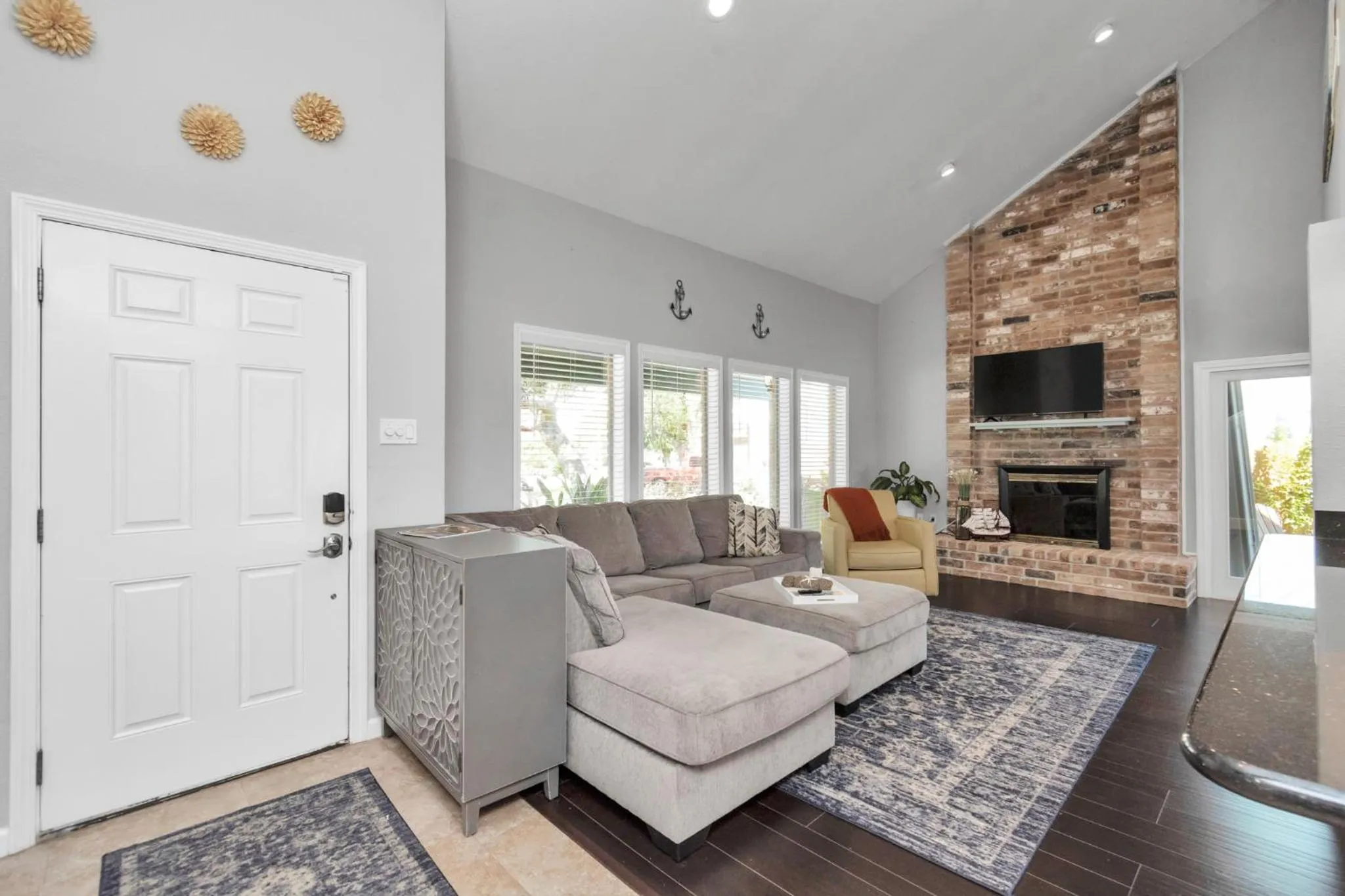 Beauty on the Water! Lake House near the beaches!