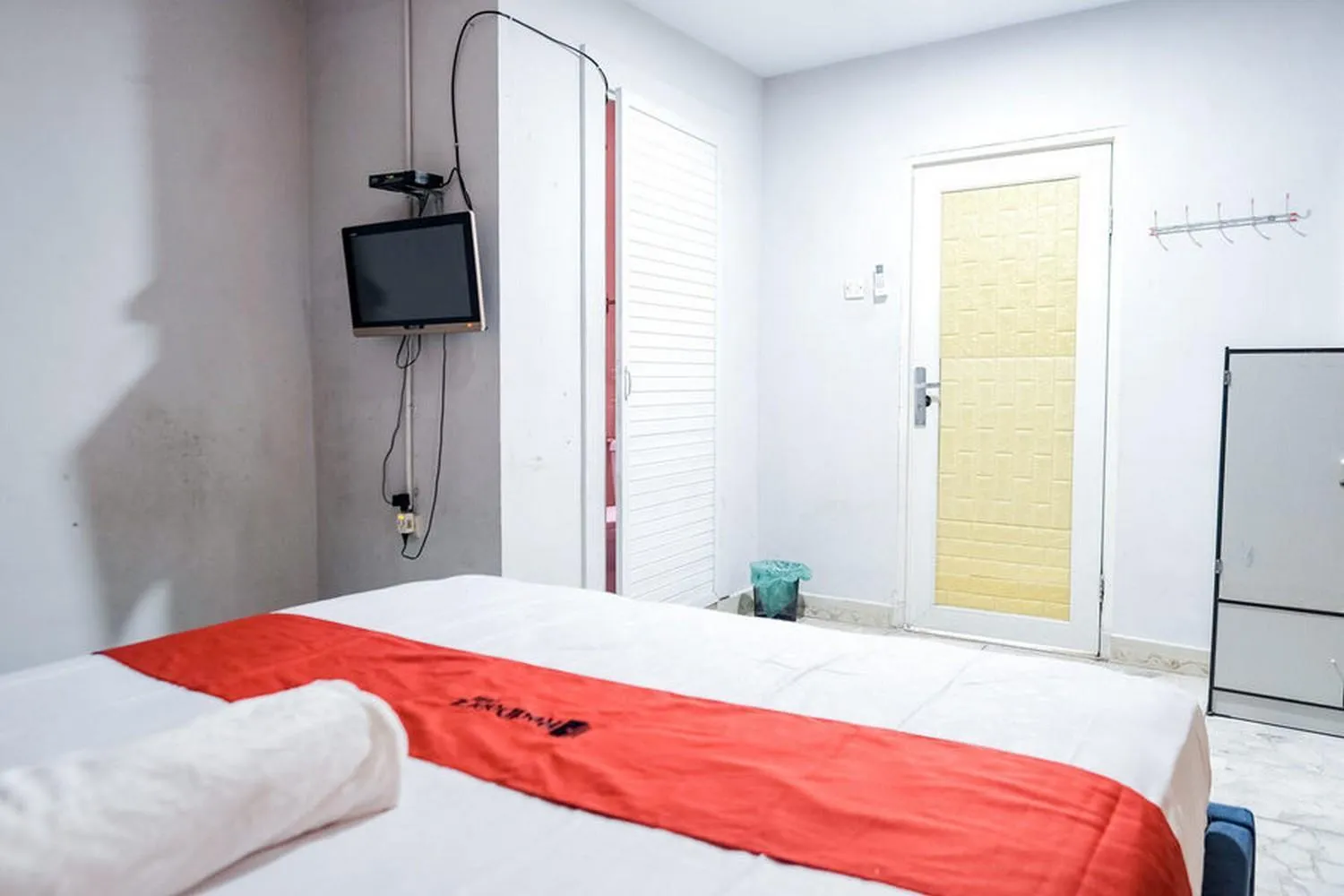 Bedroom, Bed in RedDoorz @ Jalan Gajah Mada Medan 2