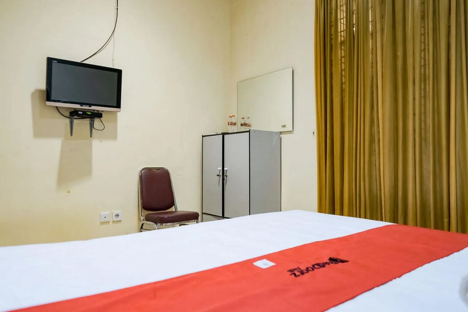 Bedroom, Bed in RedDoorz @ Jalan Gajah Mada Medan 2