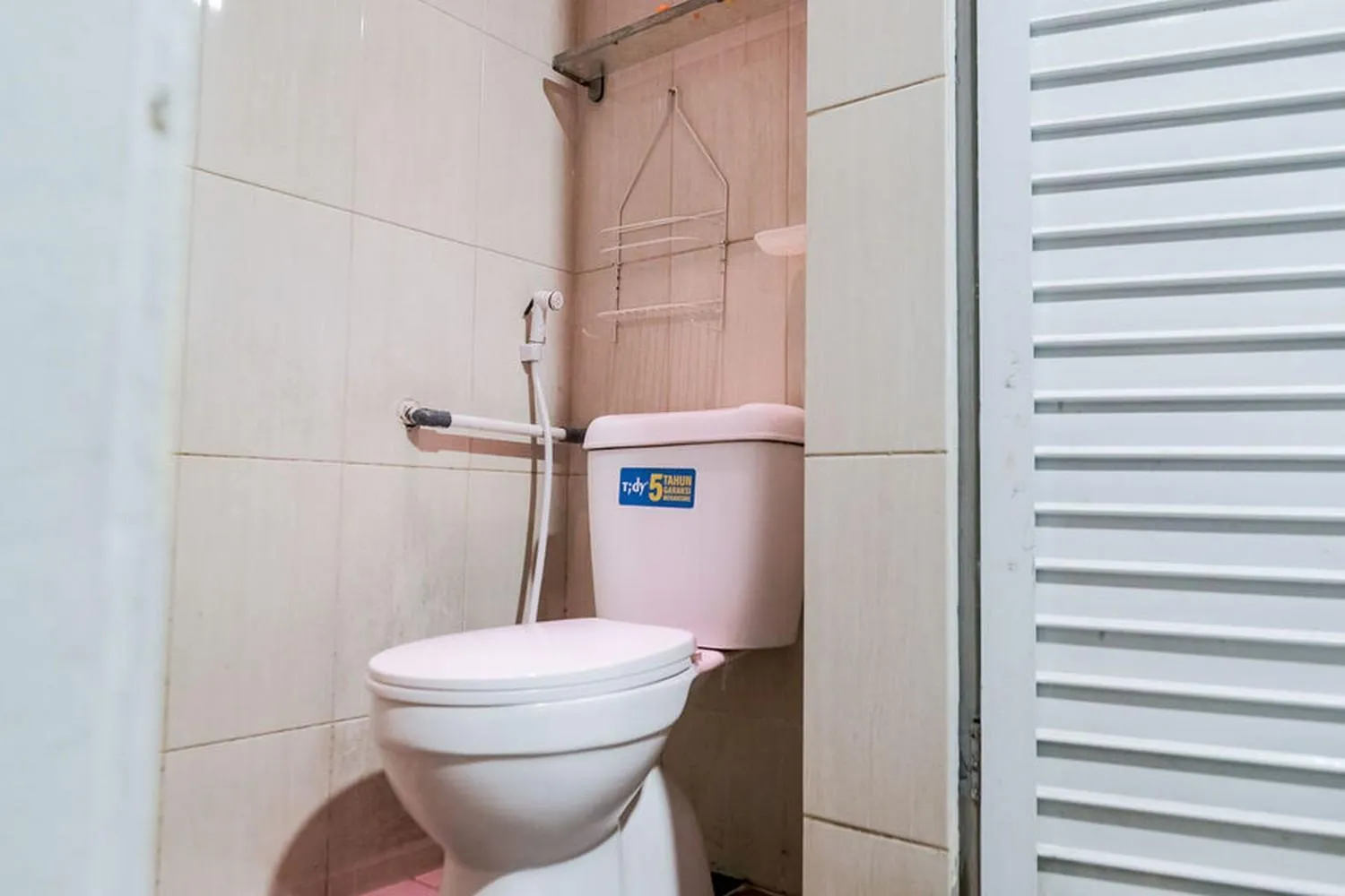 Bathroom in RedDoorz @ Jalan Gajah Mada Medan 2