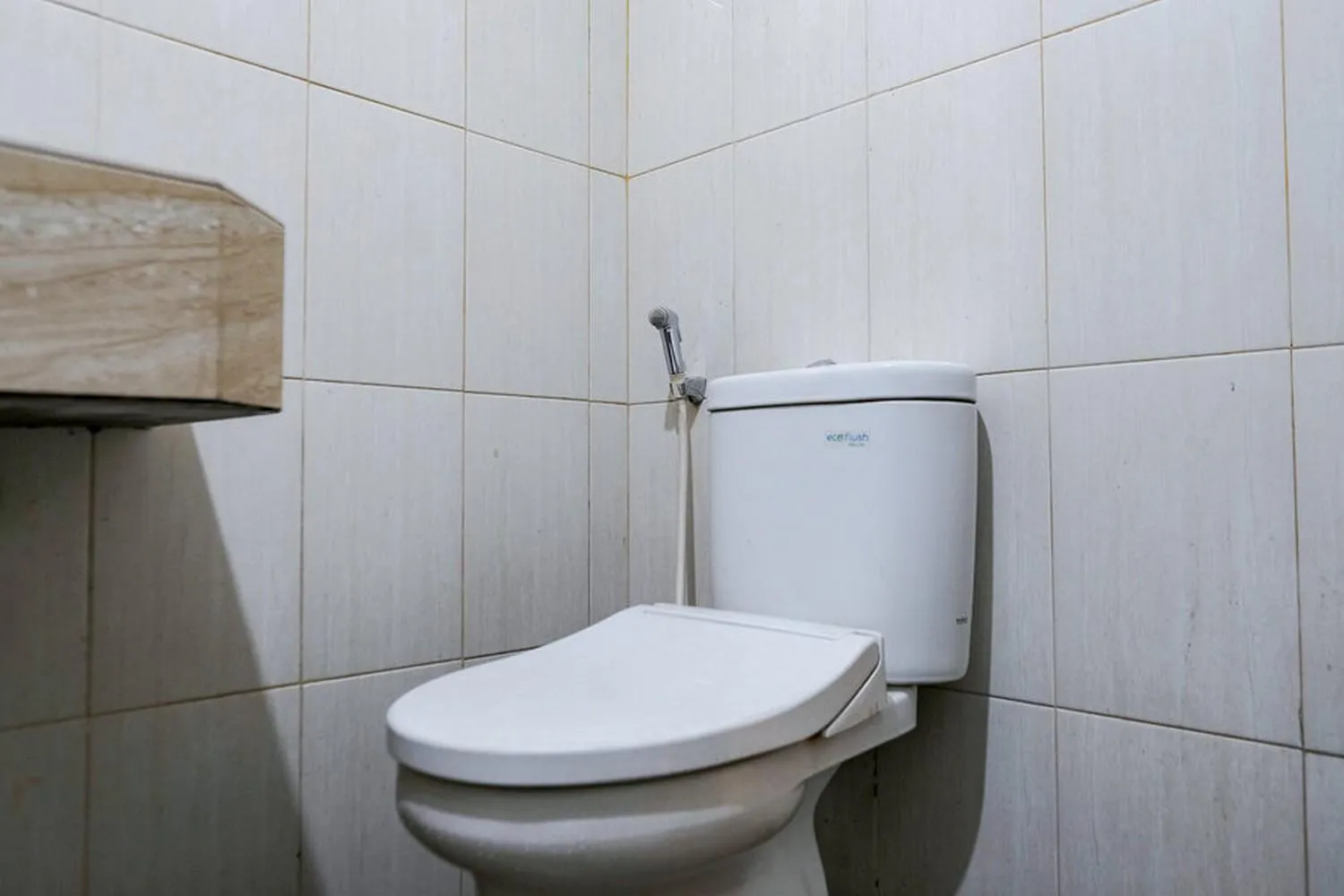 Bathroom in RedDoorz @ Jalan Gajah Mada Medan 2