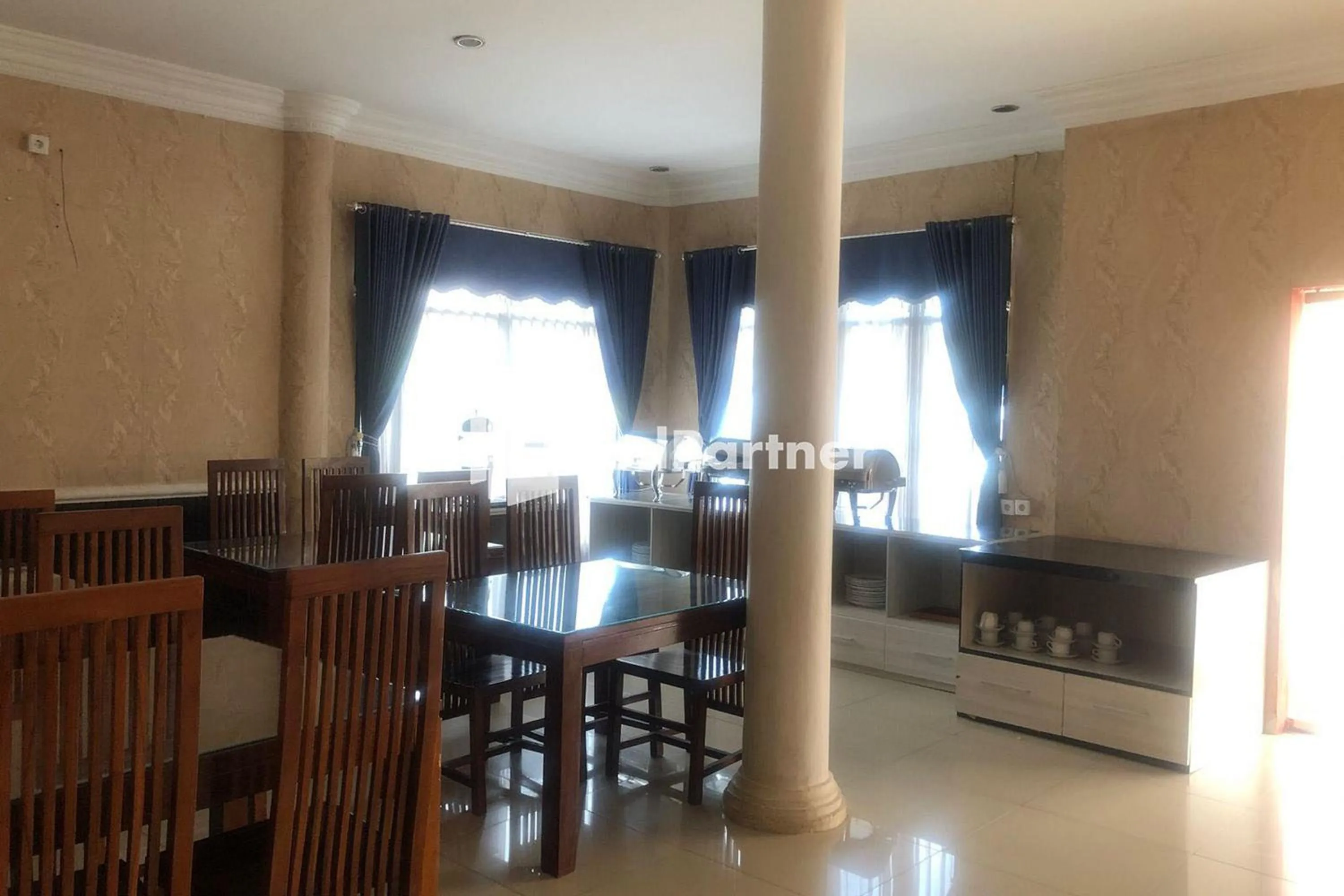 Seating area in Hotel Abna Sangatta Mitra RedDoorz