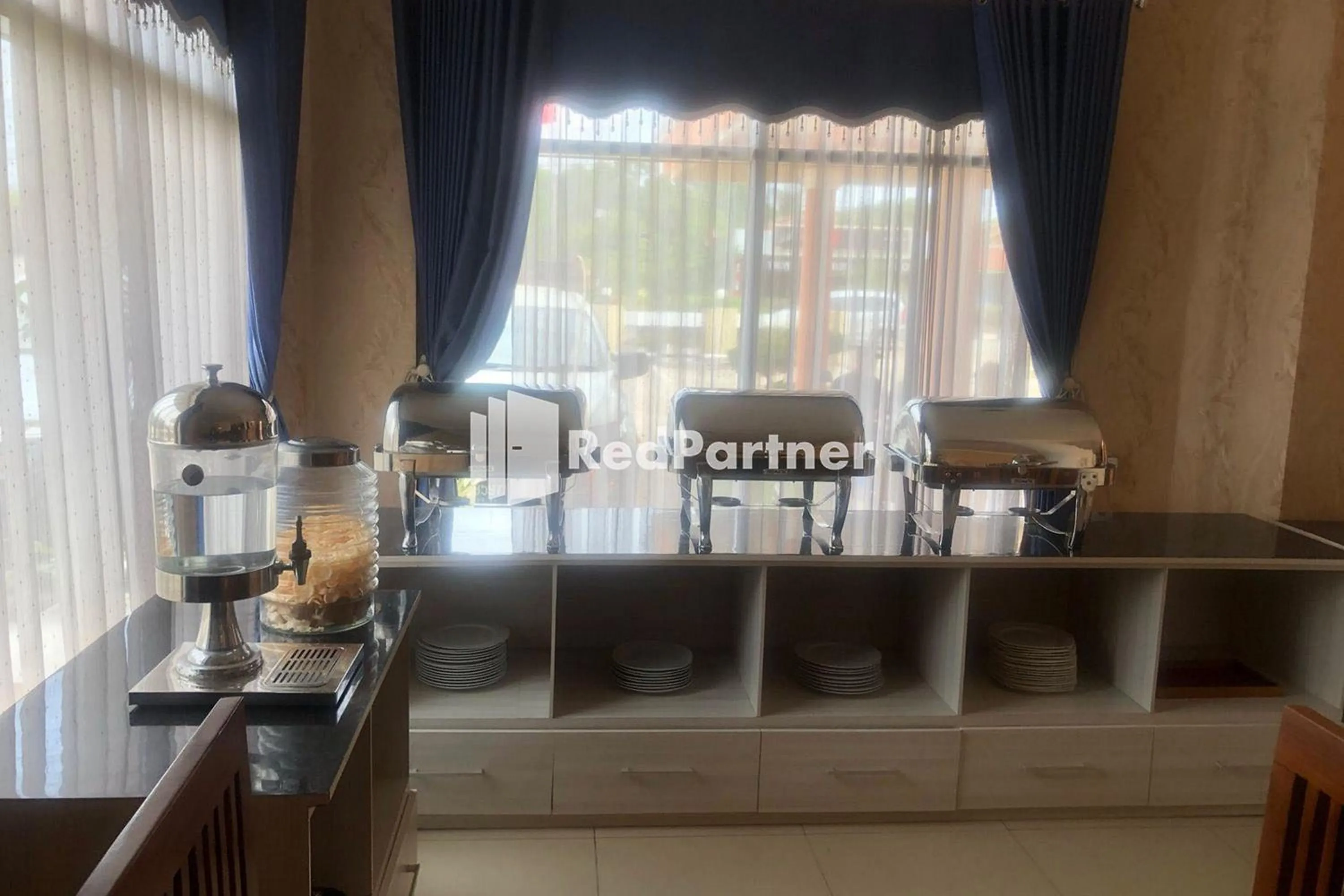 Seating area in Hotel Abna Sangatta Mitra RedDoorz