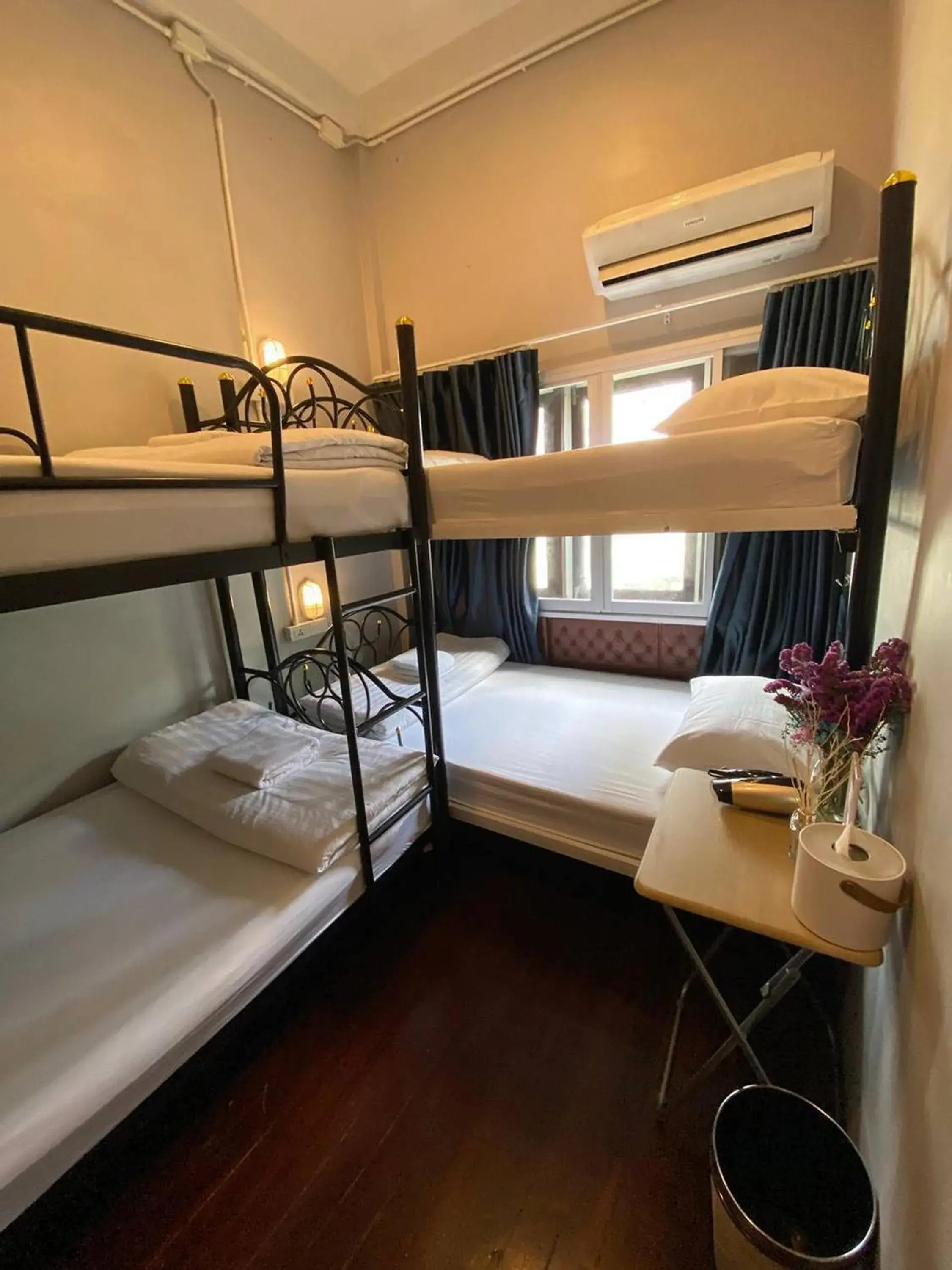 4-Bed Mixed Dormitory Room in Hostel Lemon Siam Petchaburi Road 4-Bed Mixed Dormitory Room in Hostel Lemon Siam Petchaburi Road