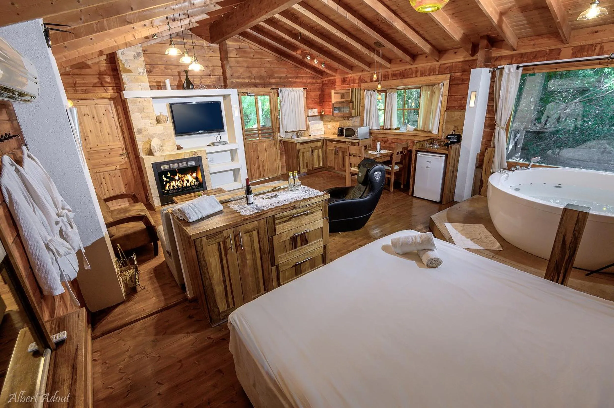 Hot Tub, Bed in Lev Hahoresh Boutique Hotel