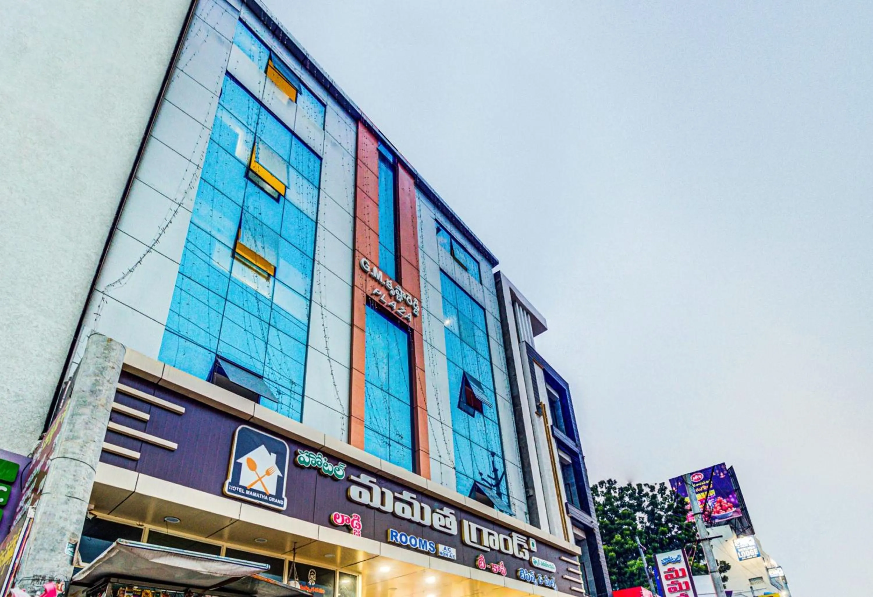 Facade/entrance in SPOT ON Swarna Mayuri