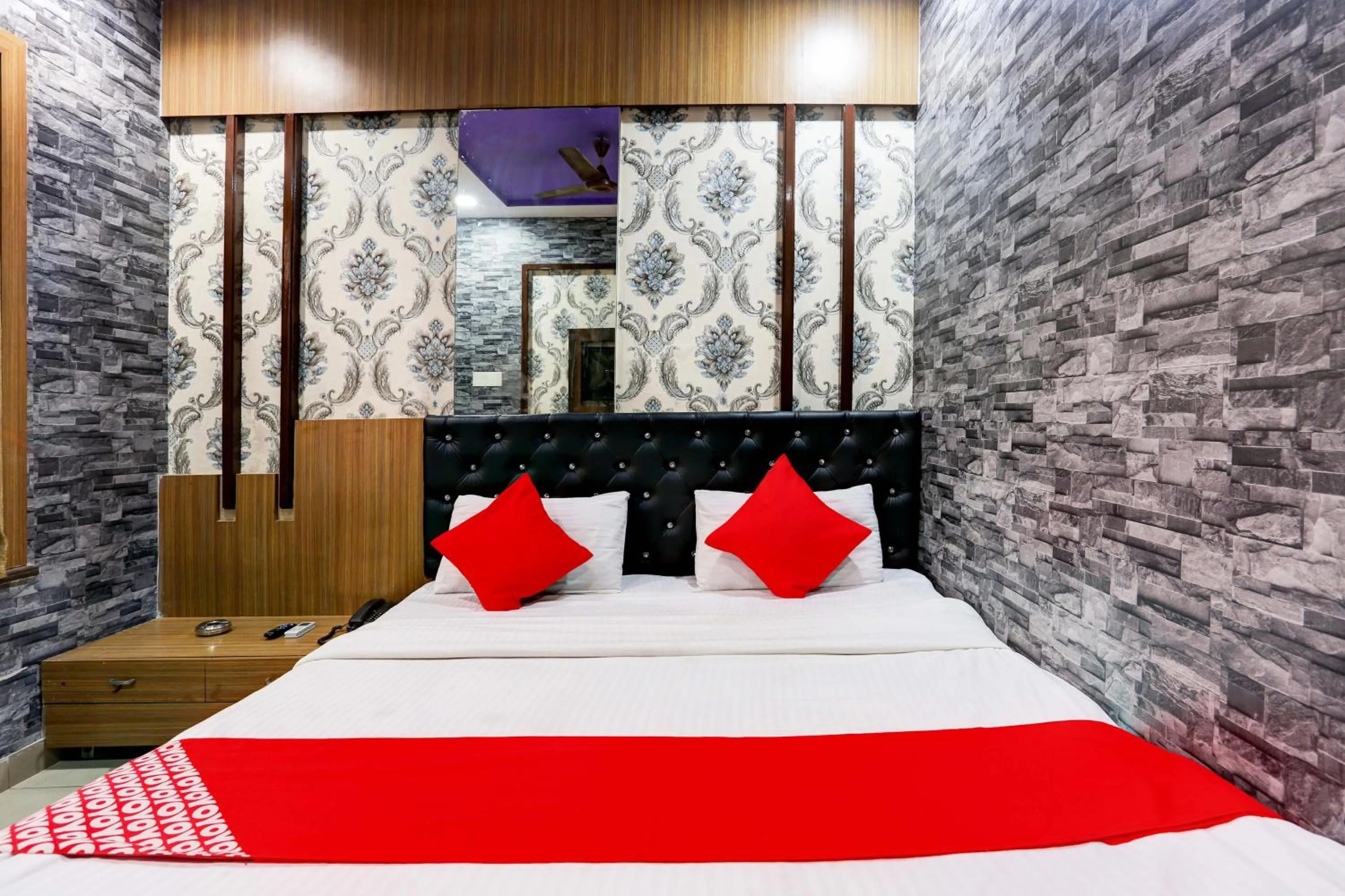 Bedroom, Bed in Super Hotel O Yatri Yadgar