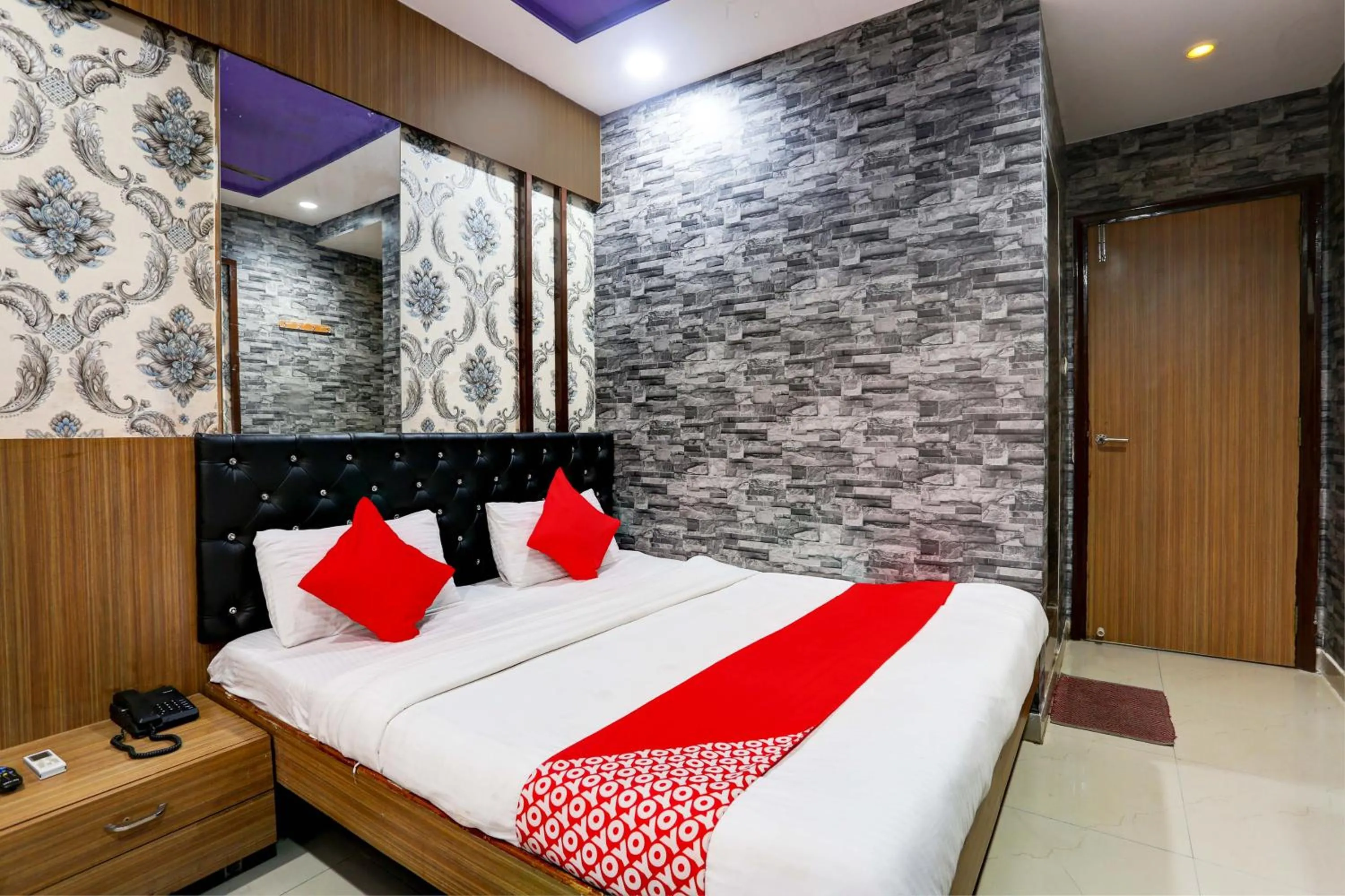Bedroom, Bed in Super Hotel O Yatri Yadgar