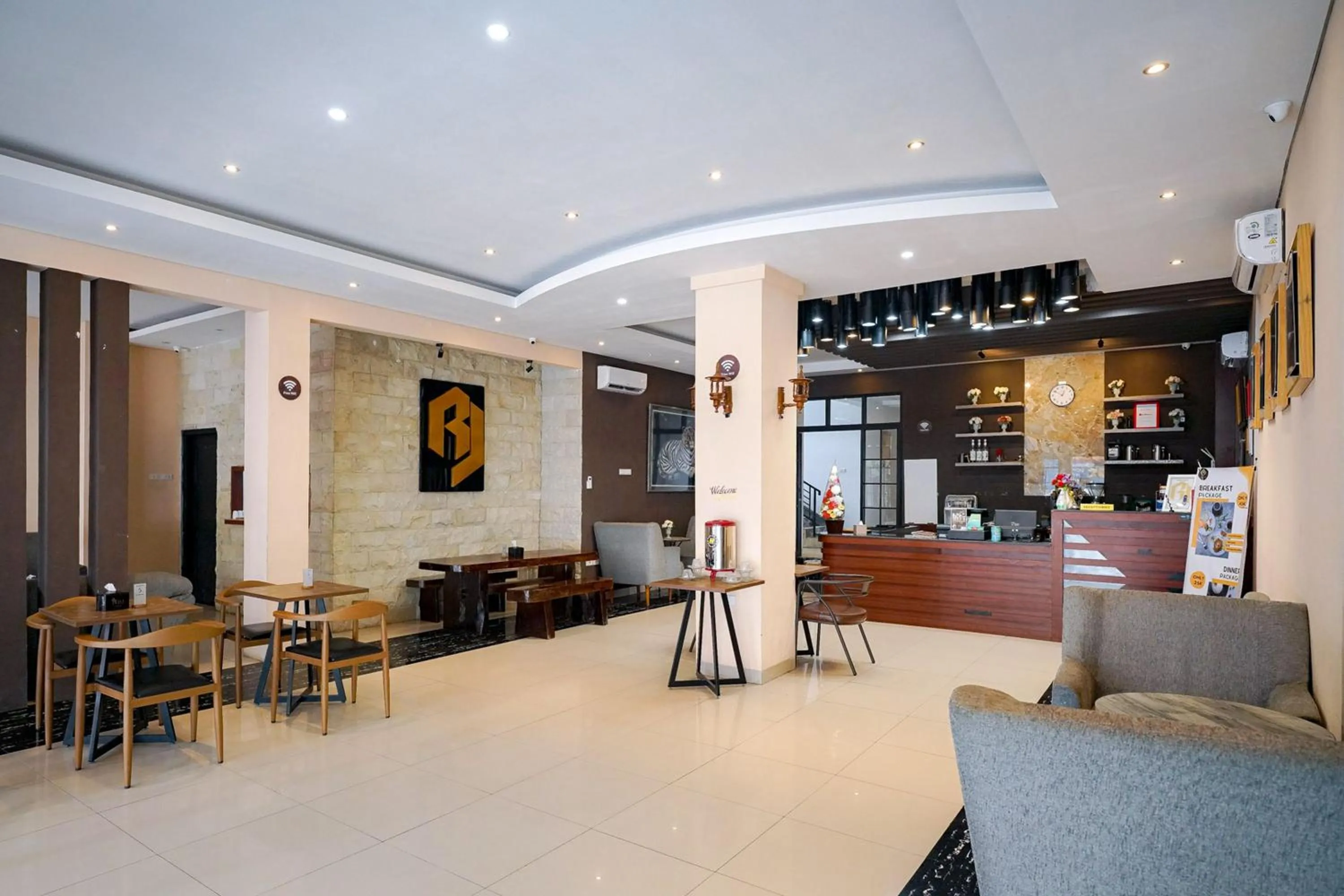 Living room in RedDoorz Premium at Raja Hostel Syariah