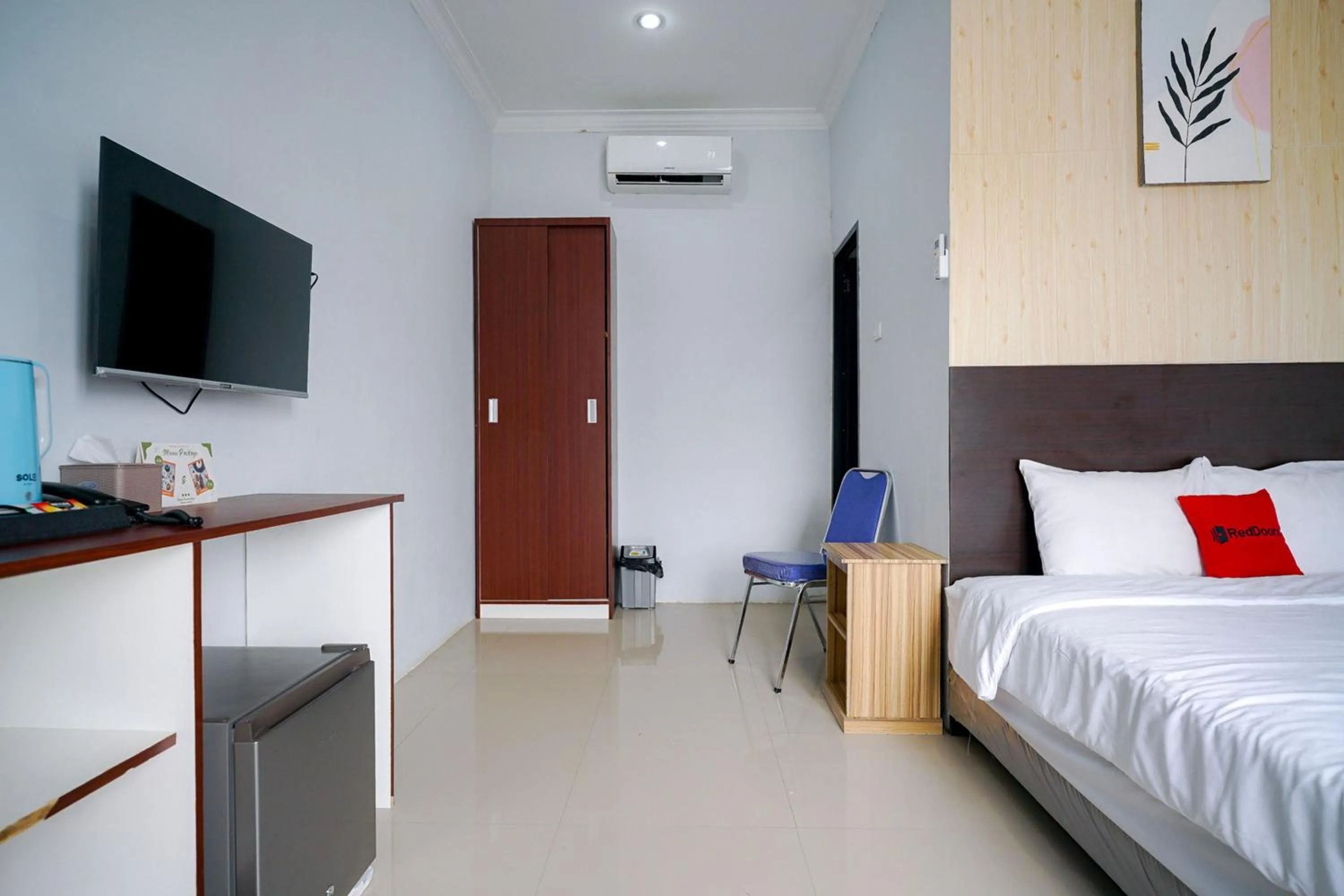 Bedroom, Bed in RedDoorz Premium at Raja Hostel Syariah