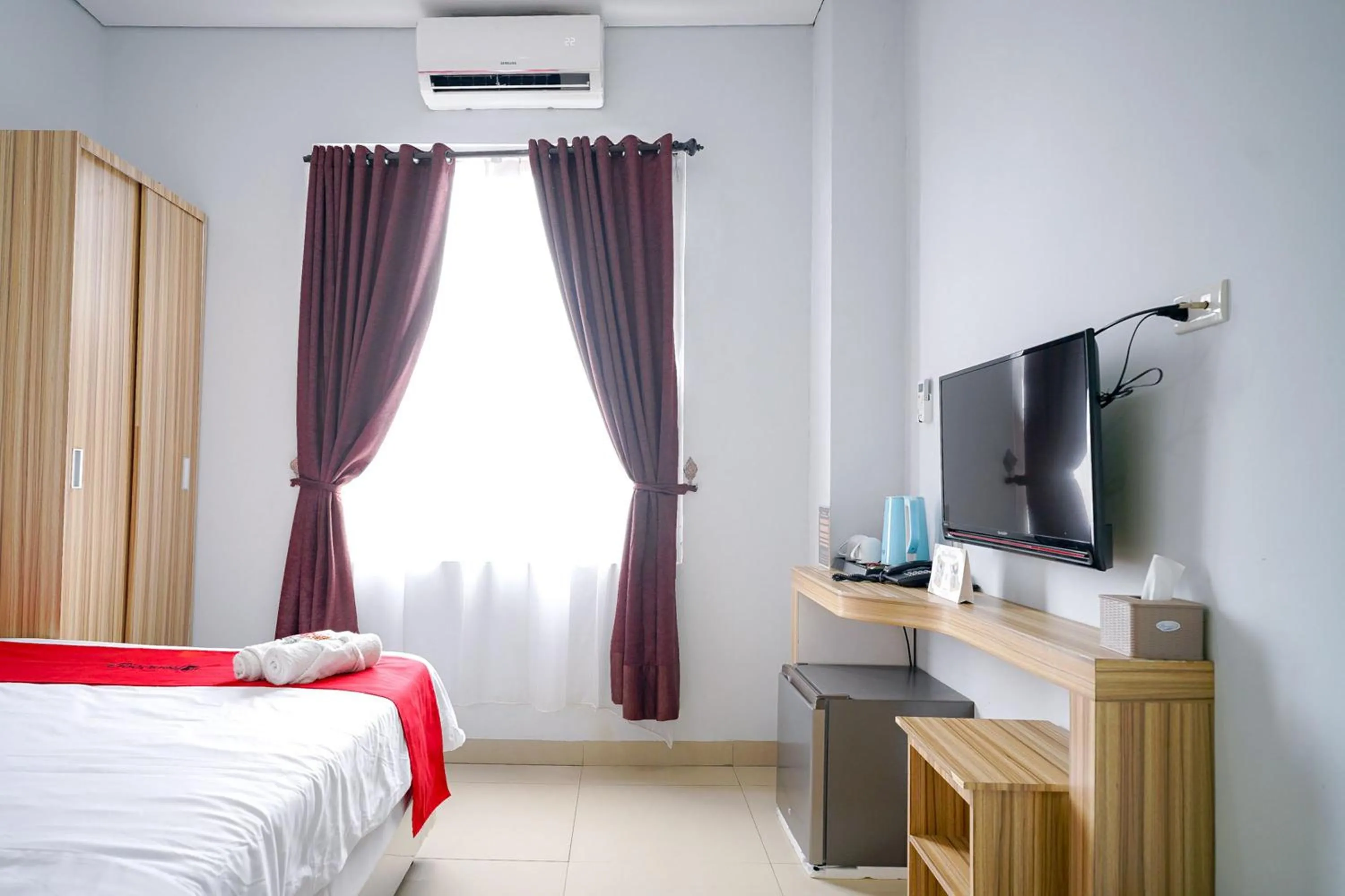 Bedroom, Bed in RedDoorz Premium at Raja Hostel Syariah