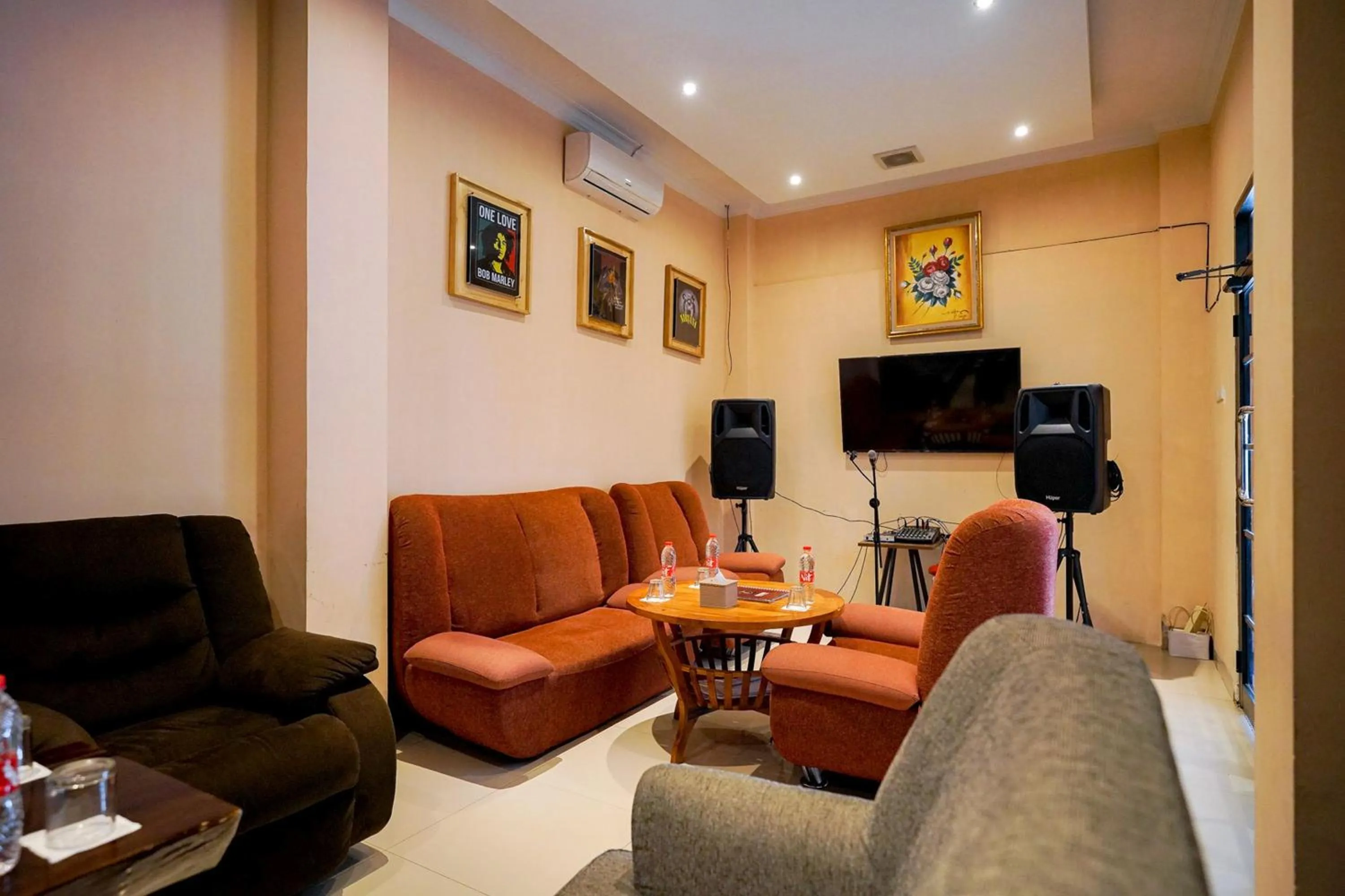 Living room in RedDoorz Premium at Raja Hostel Syariah