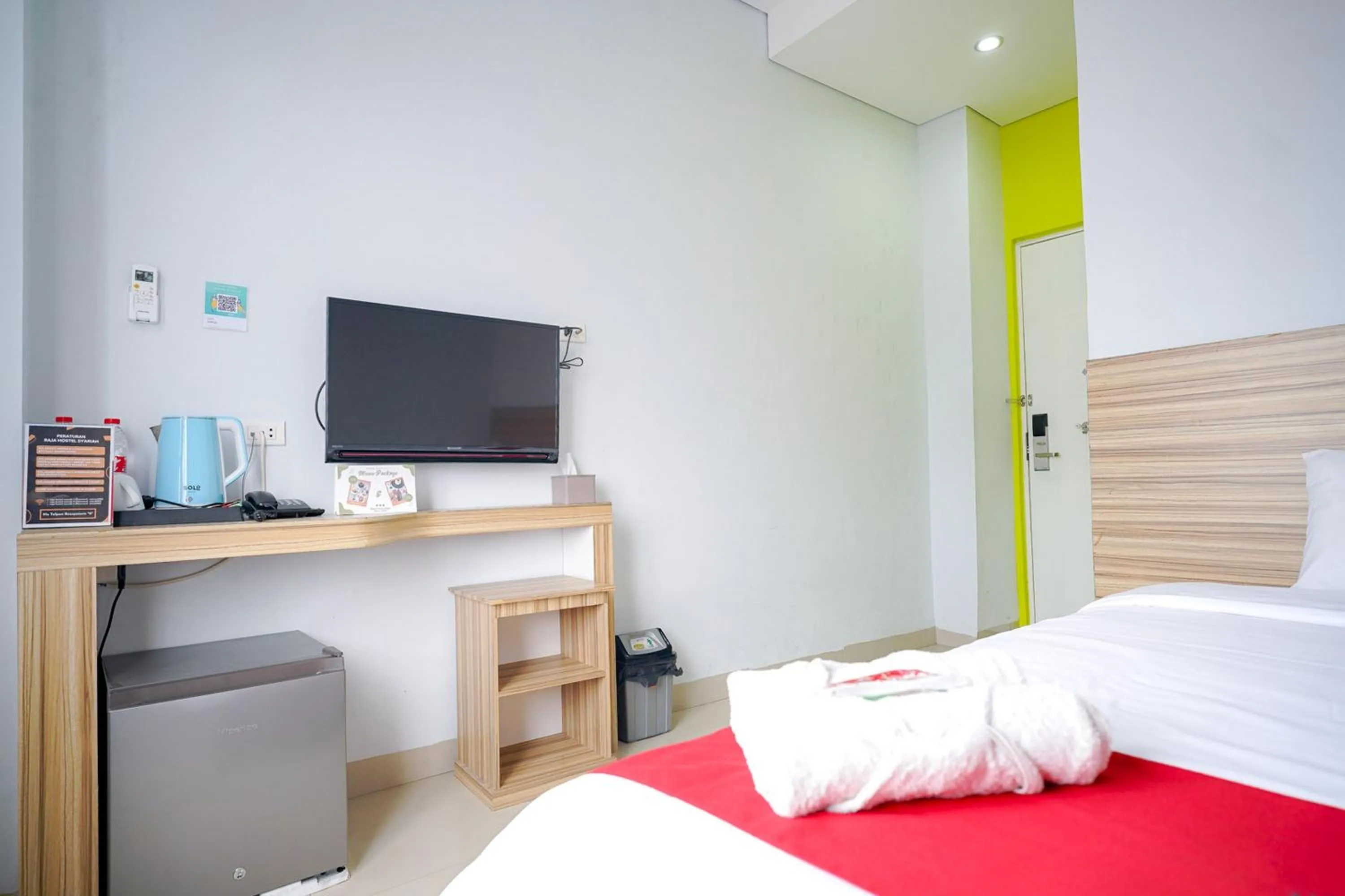 Bedroom, Bed in RedDoorz Premium at Raja Hostel Syariah