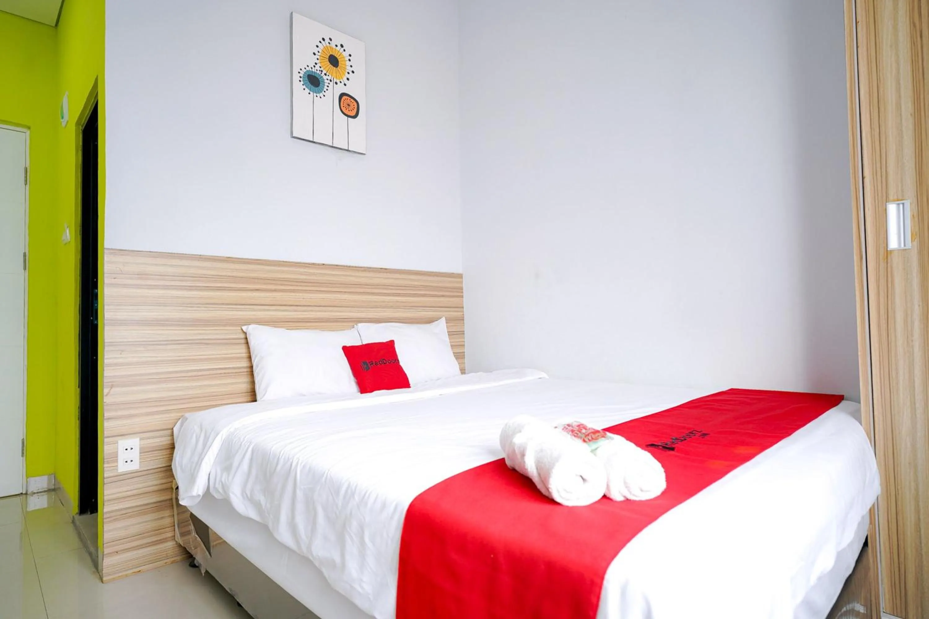 Bedroom, Bed in RedDoorz Premium at Raja Hostel Syariah