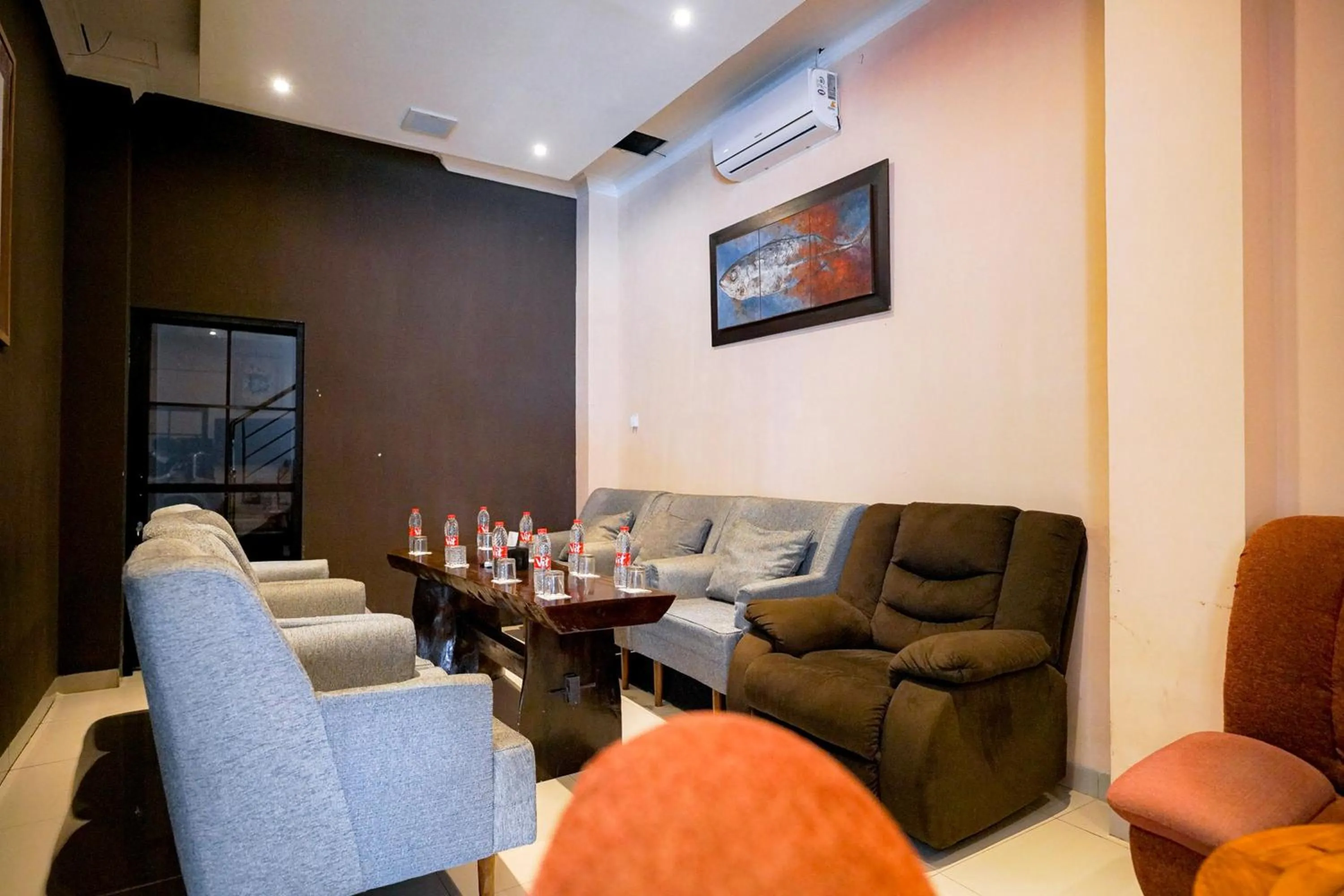 Living room in RedDoorz Premium at Raja Hostel Syariah