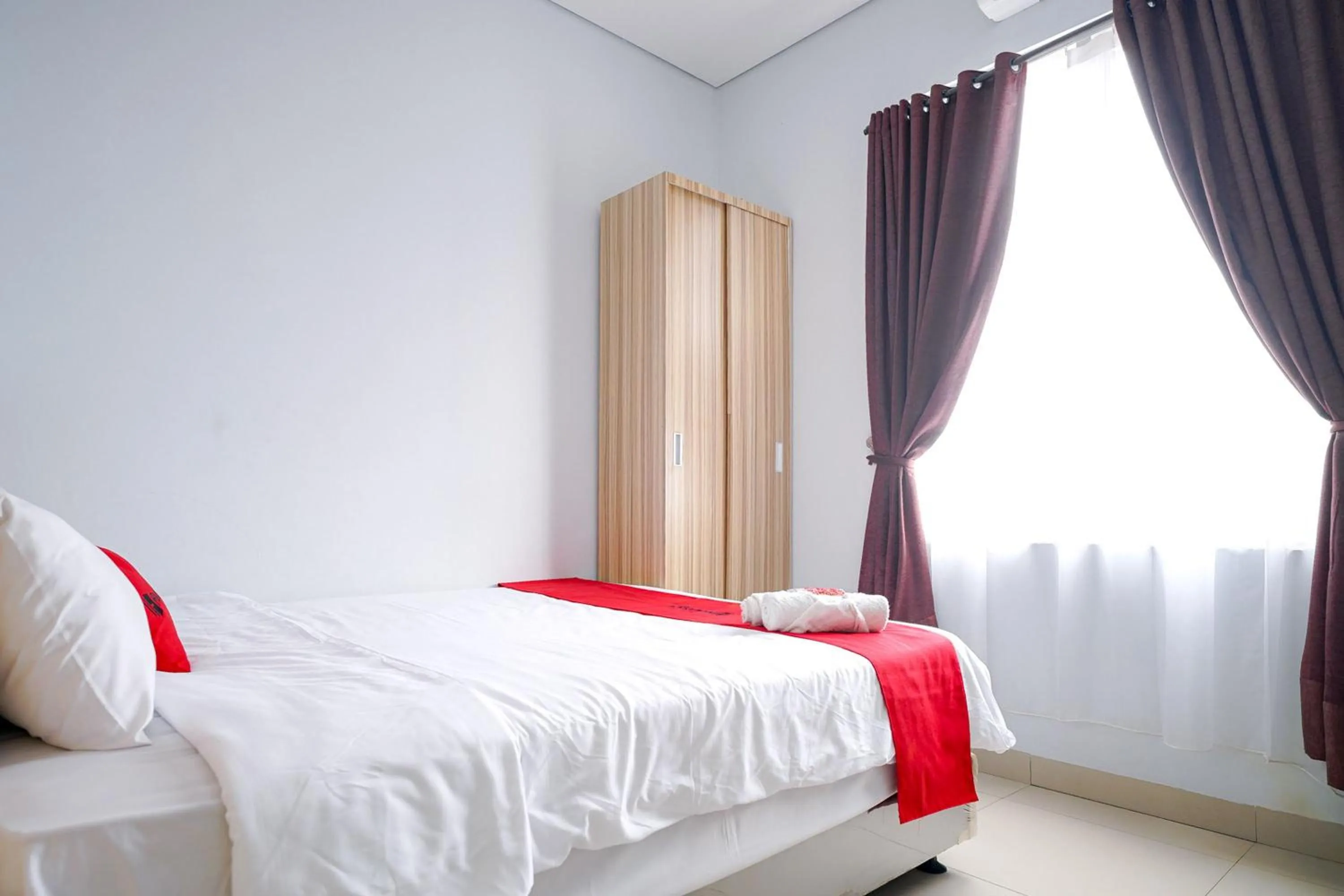 Bedroom, Bed in RedDoorz Premium at Raja Hostel Syariah