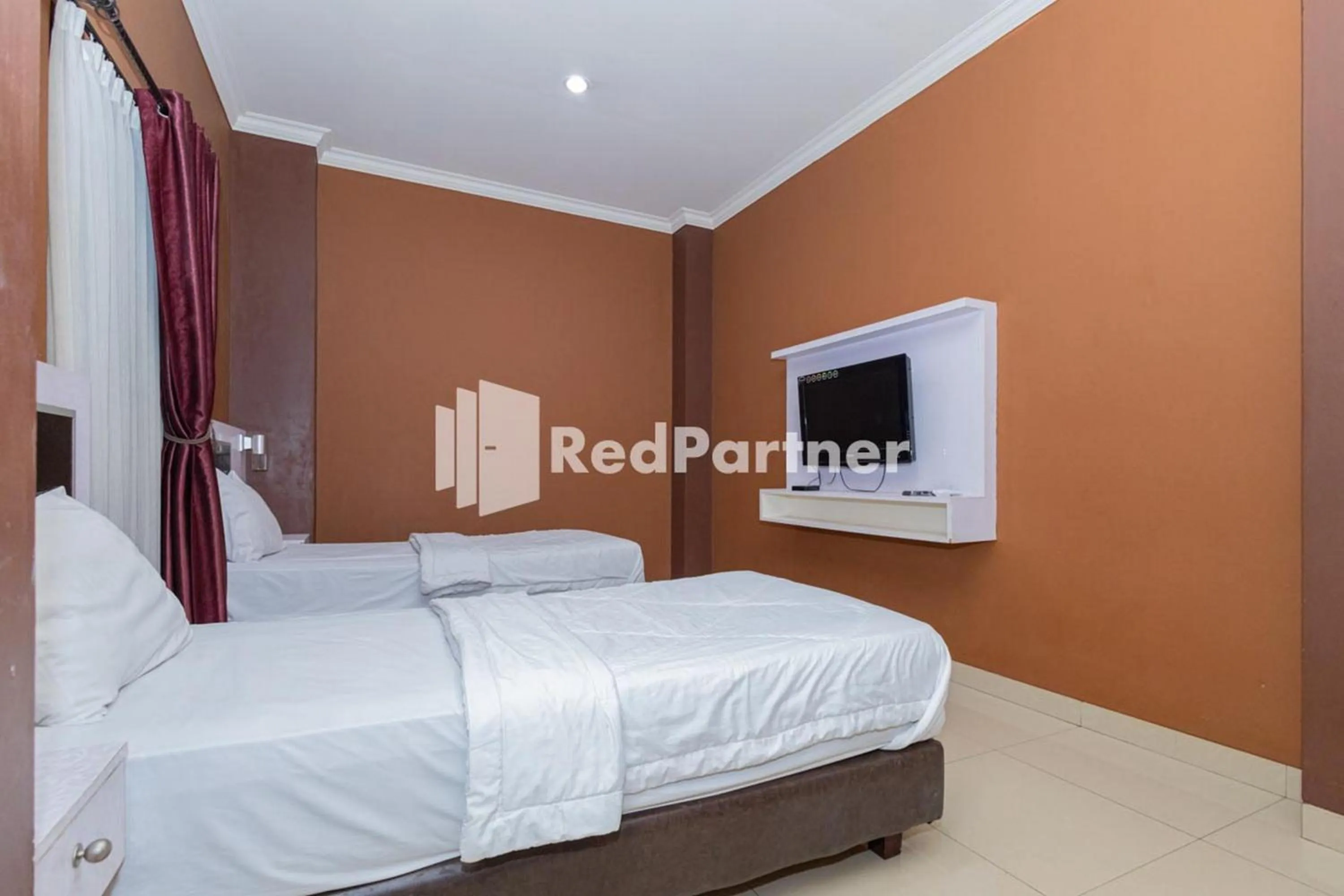 Bed in Star Hotel Jaksa Mitra RedDoorz