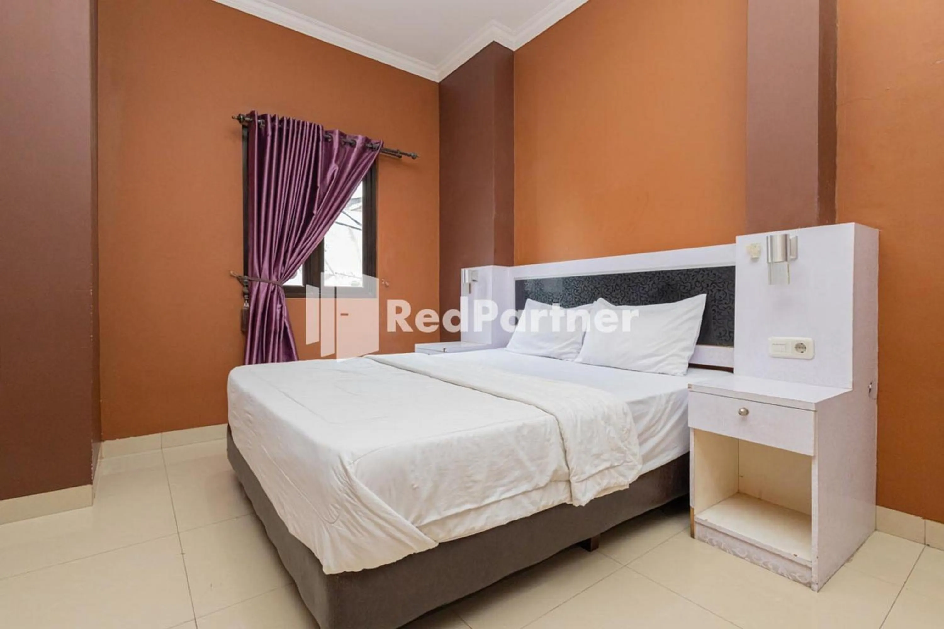 Bed in Star Hotel Jaksa Mitra RedDoorz