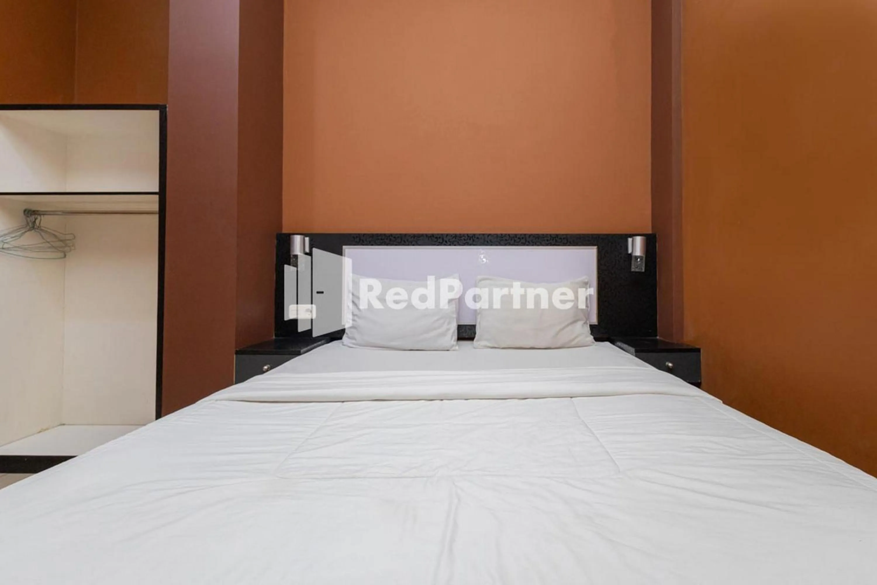 Bed in Star Hotel Jaksa Mitra RedDoorz