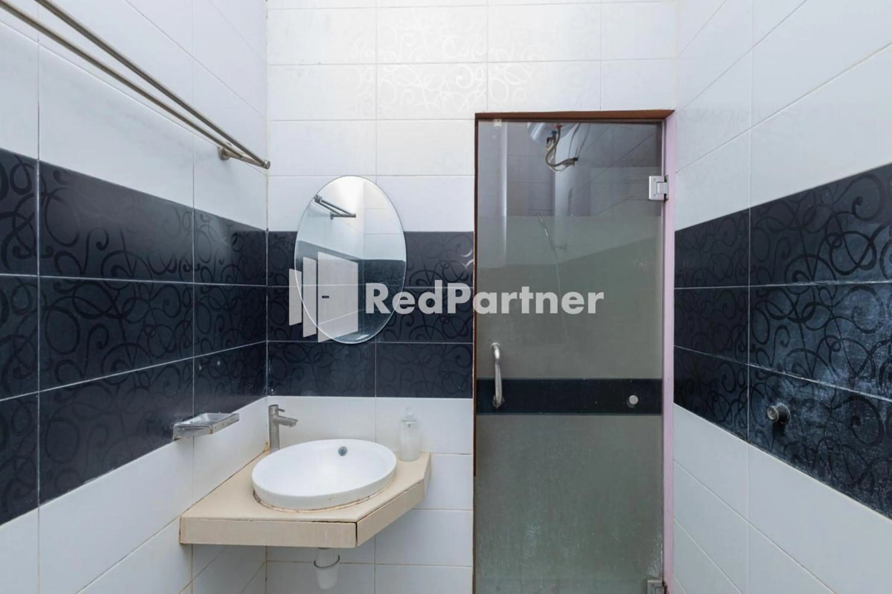 Bathroom in Star Hotel Jaksa Mitra RedDoorz